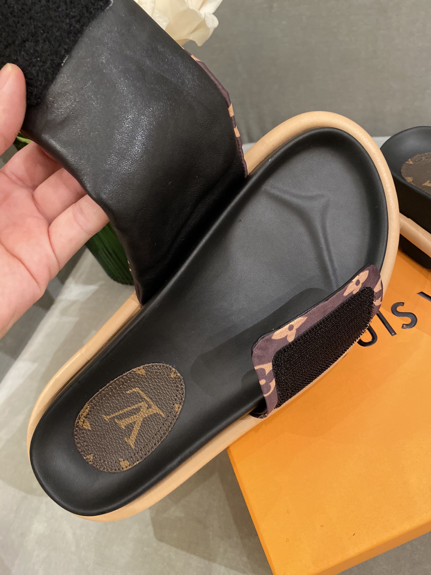 l0*is V*t0n sandals