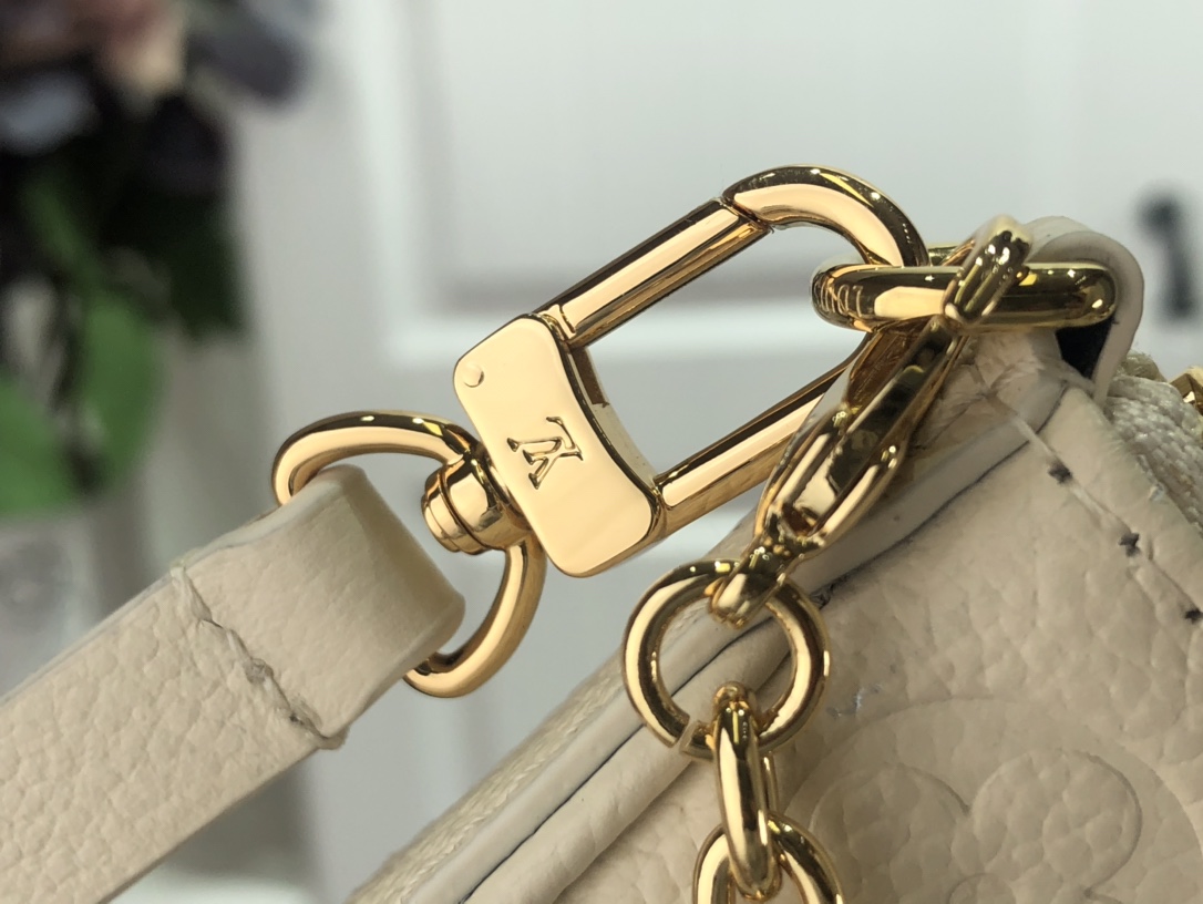 l0*is V*t0n easy pouch on strap-19x11.5x3cm