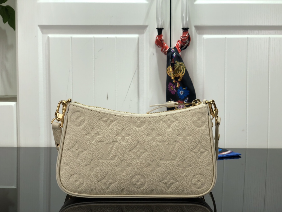 l0*is V*t0n easy pouch on strap-19x11.5x3cm