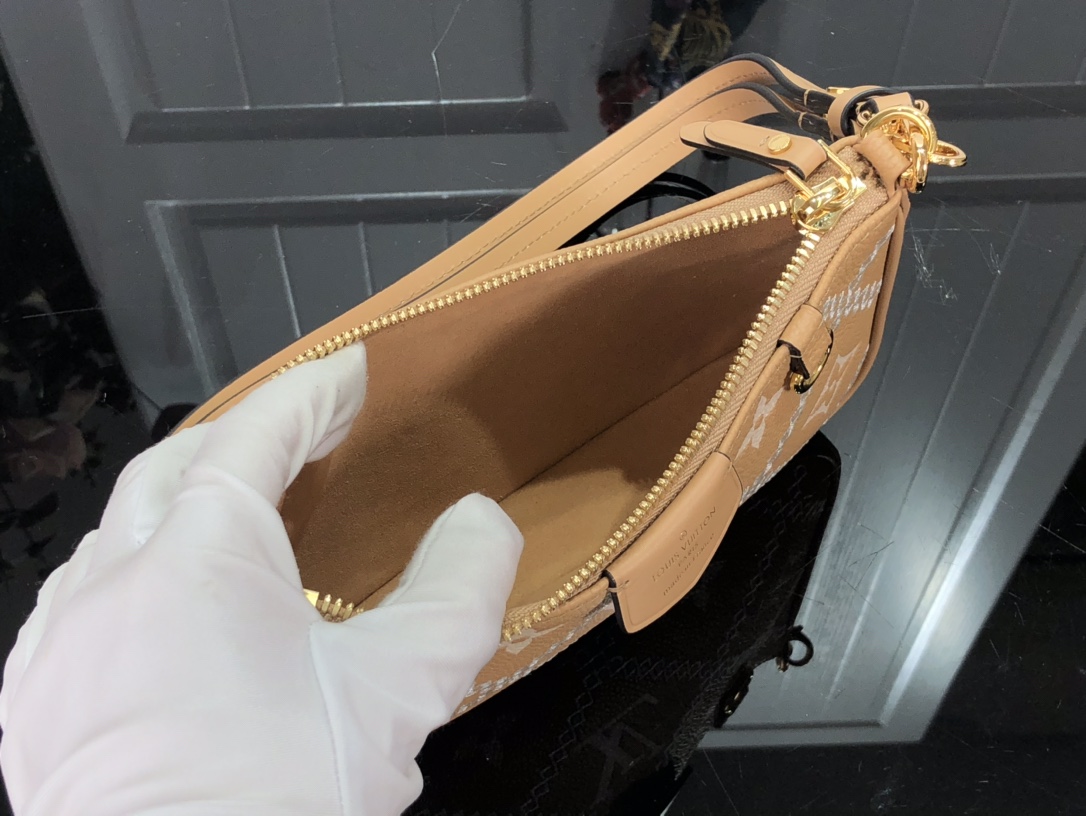 l0*is V*t0n easy pouch on strap-19x11.5x3cm