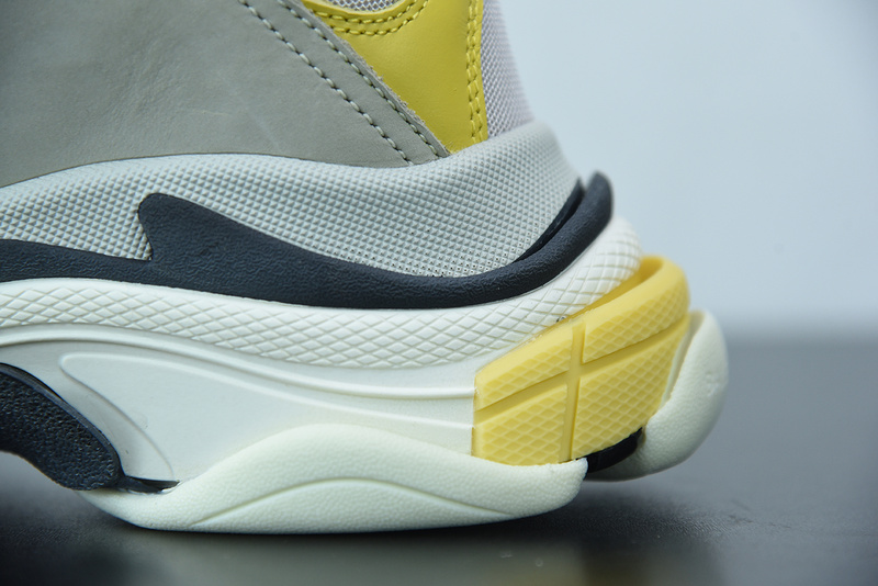 Ba*len*cia*ga triple s
