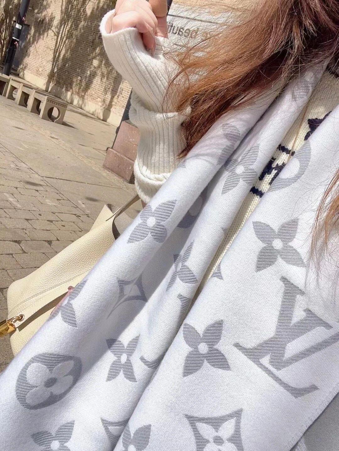 l0*is V*t0n scarf