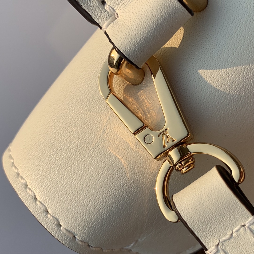 l0*is V*t0n locky bb bag -21* 17.0*8cm
