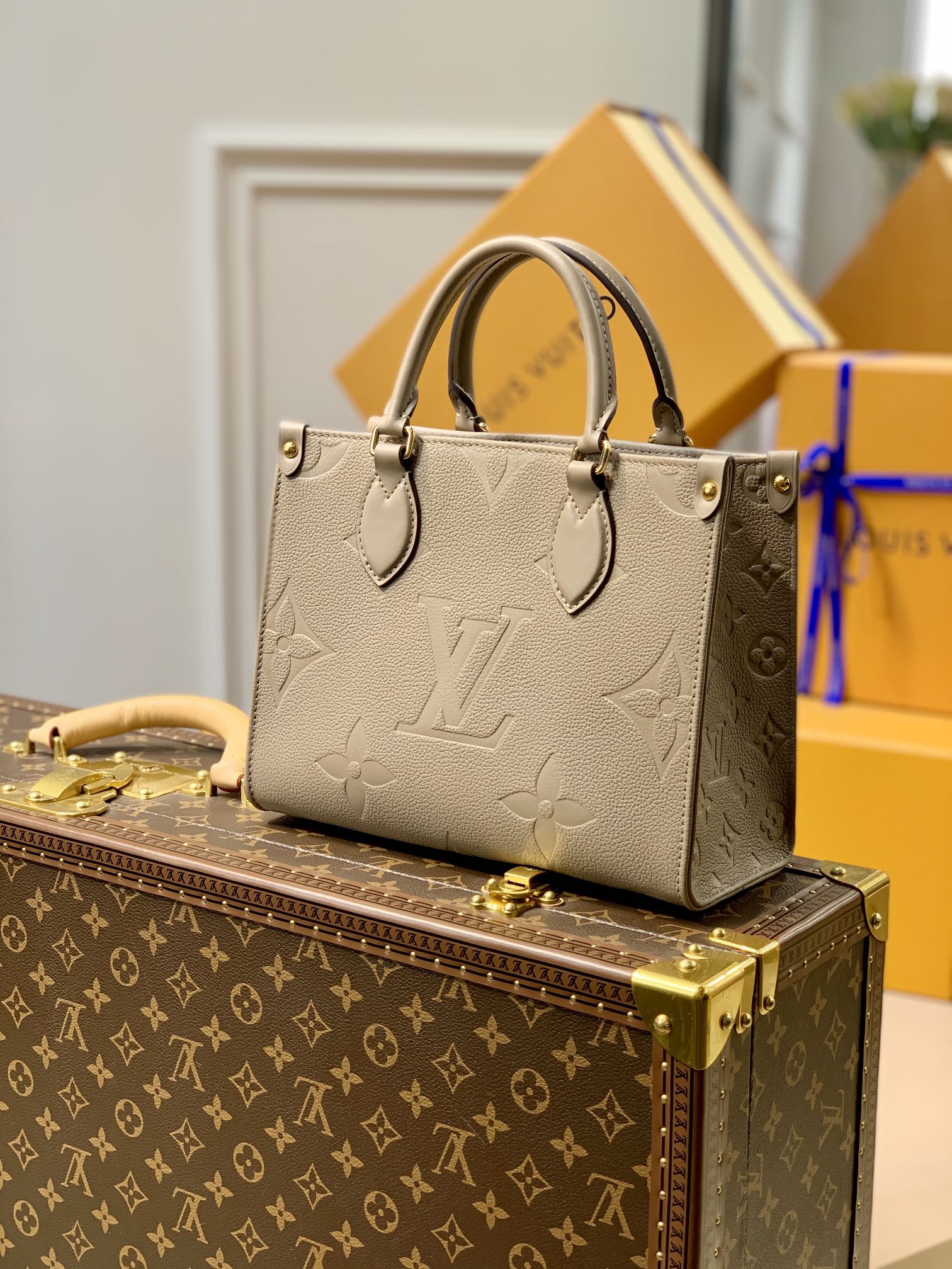 l0*is V*t0n onthego handbag-28*11*19cm