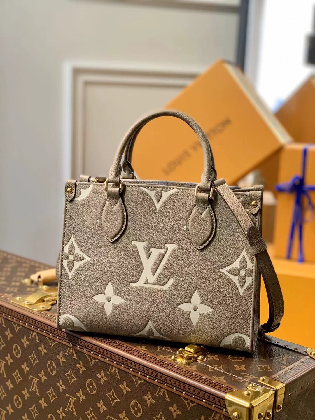 l0*is V*t0n onthego handbag-28*11*19cm