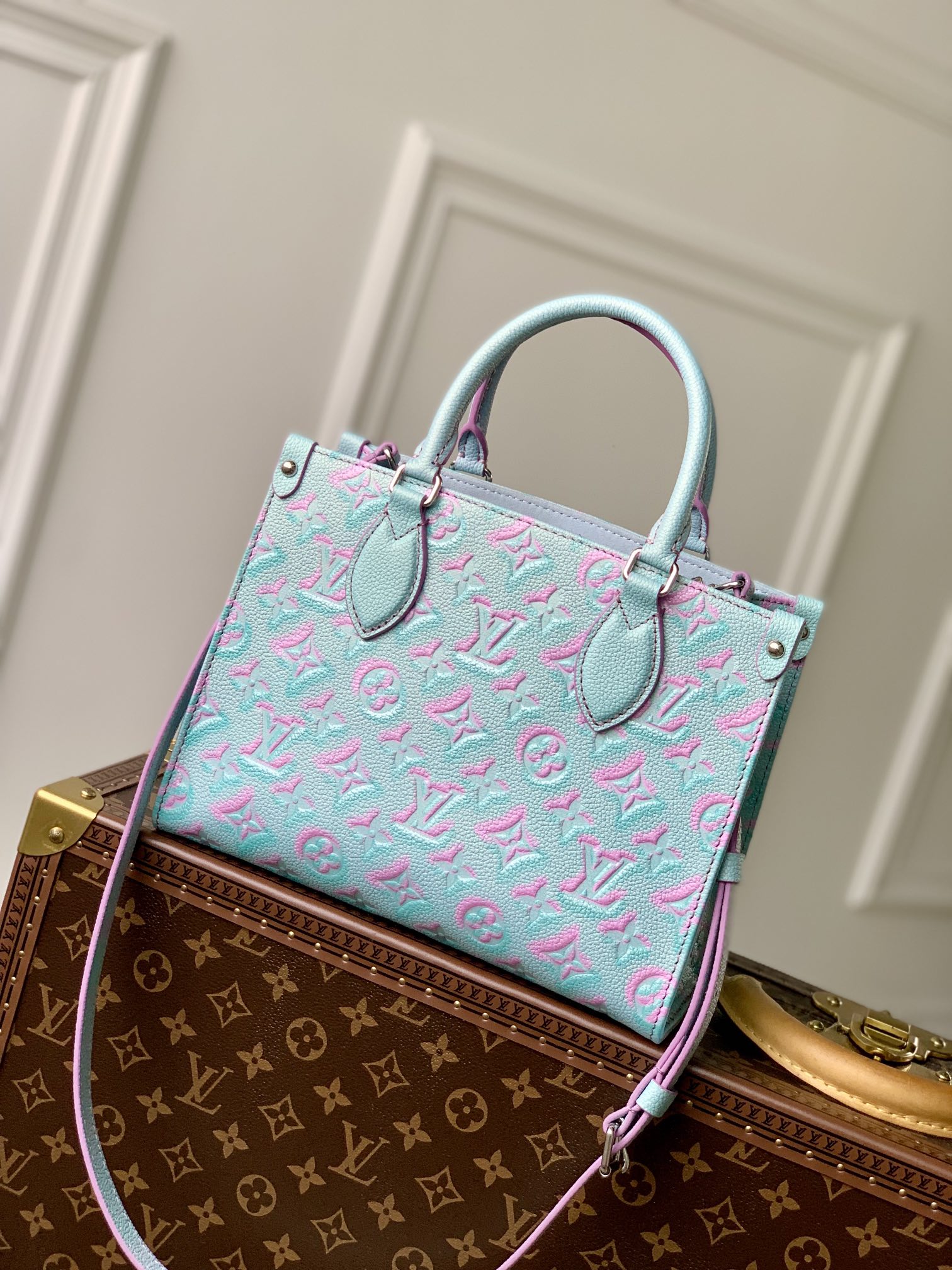 l0*is V*t0n onthego handbag-25*19*11.5 cm