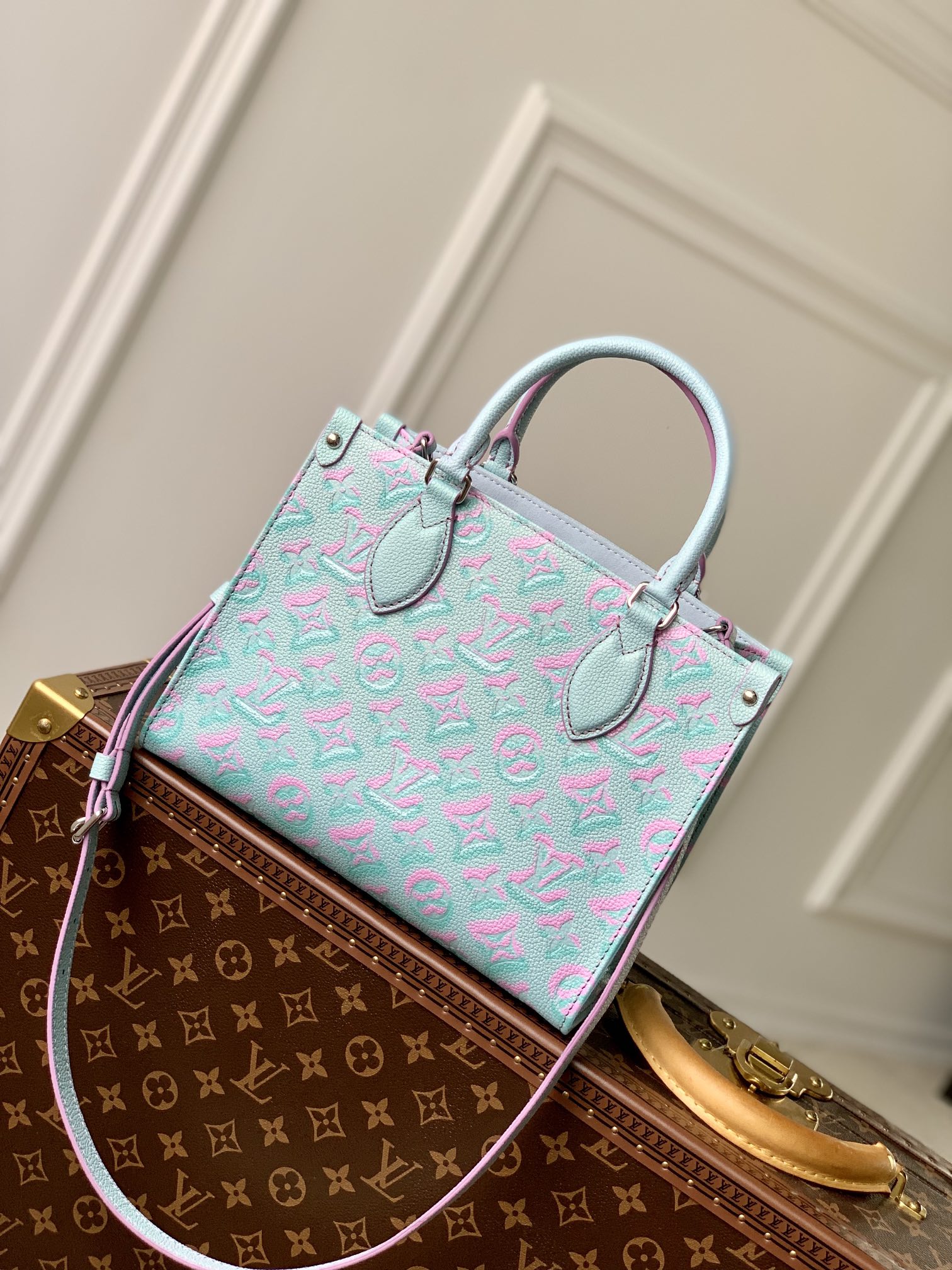 l0*is V*t0n onthego handbag-25*19*11.5 cm