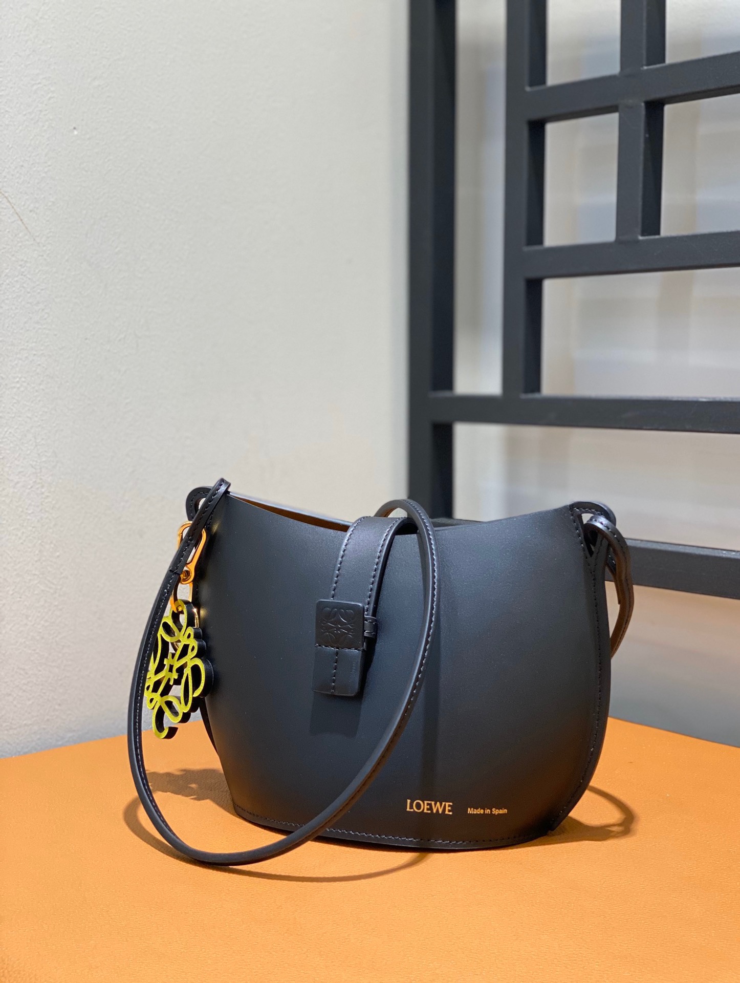 L0ew* moulded bucket bag-24*16*12cm