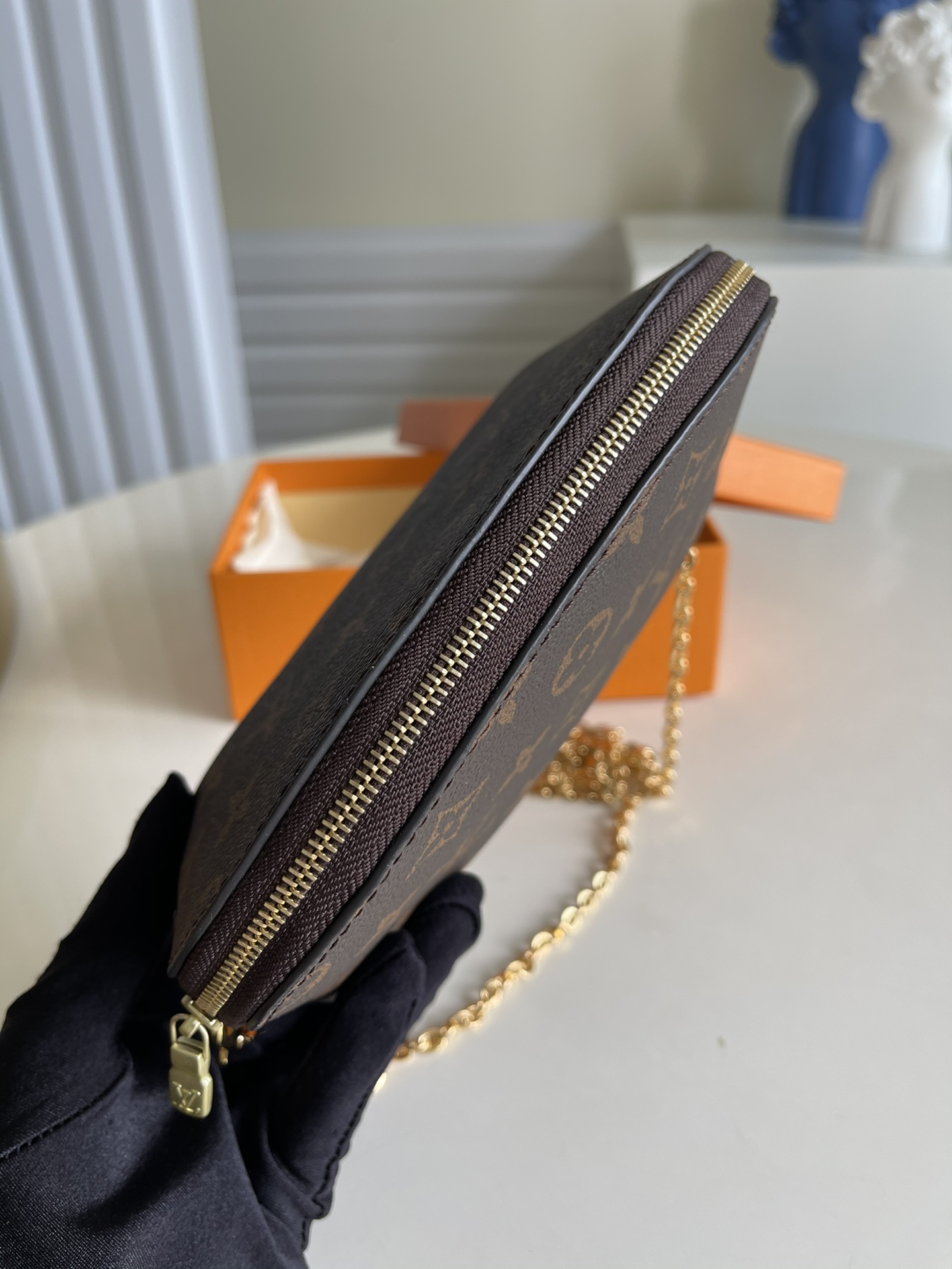l0*is V*t0n cosmetic bag-17*12*6cm