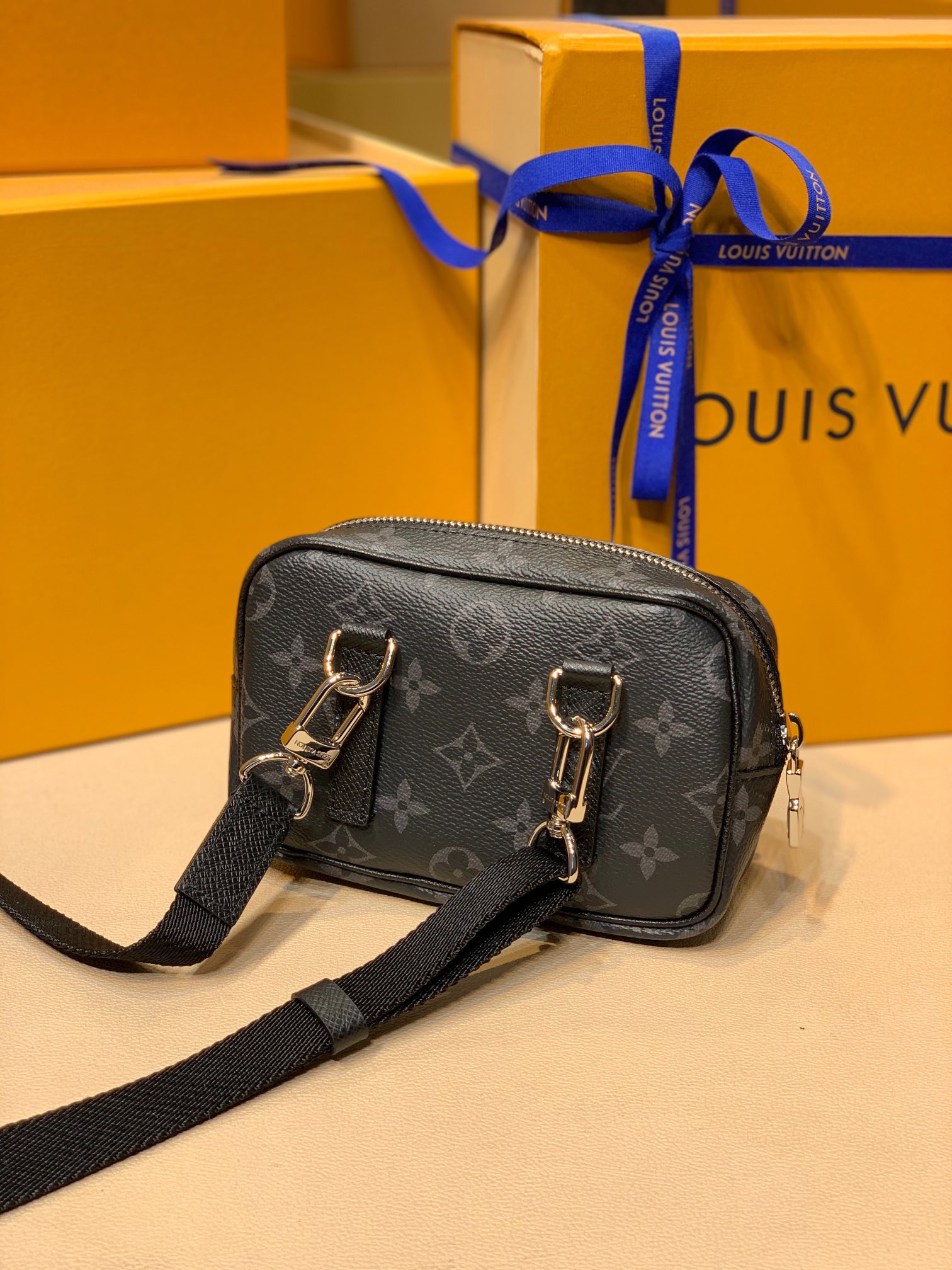 l0*is V*t0n taigarama outdoor bag-m30755-15*9*7cm