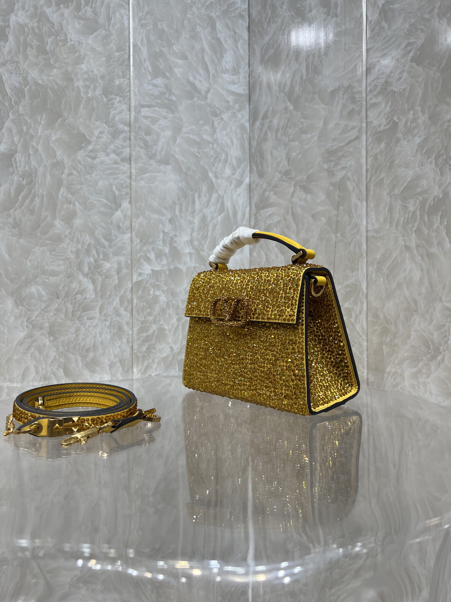 Va1e*ntin0 vlogo signature chain bag-19*13*9cm
