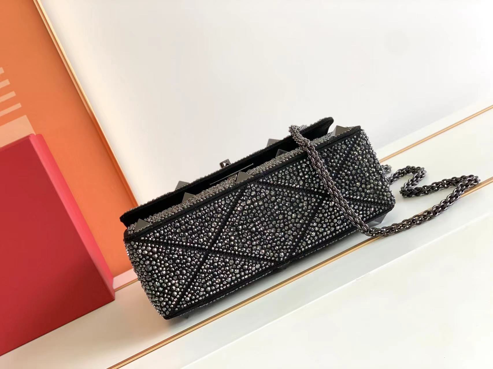 Va1e*ntin0 roman stud the soulder bag in nappa with chain-26x16x8cm