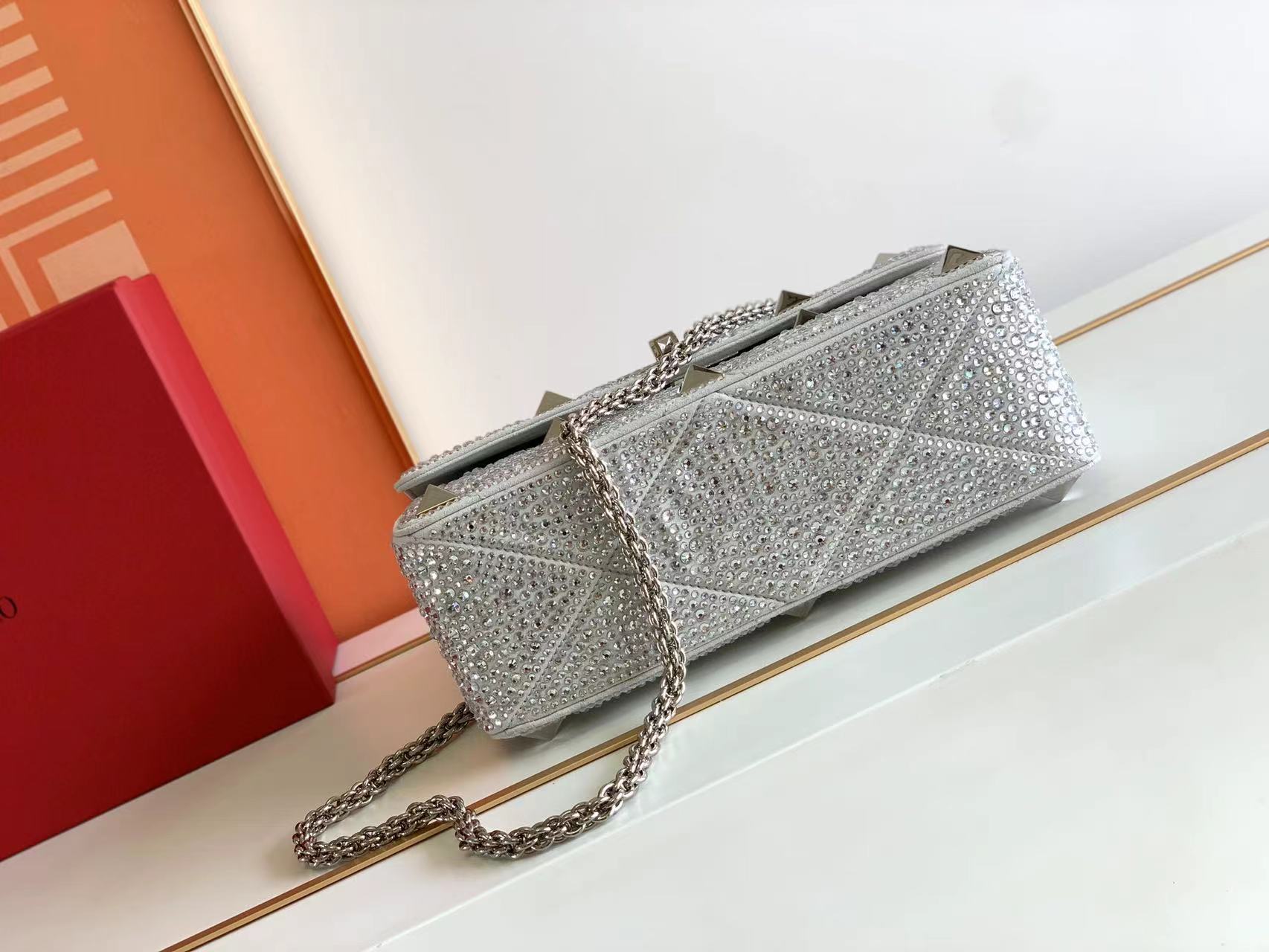 Va1e*ntin0 roman stud the soulder bag in nappa with chain-26x16x8cm