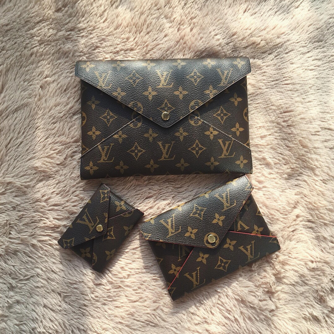 l0*is V*t0n pouch