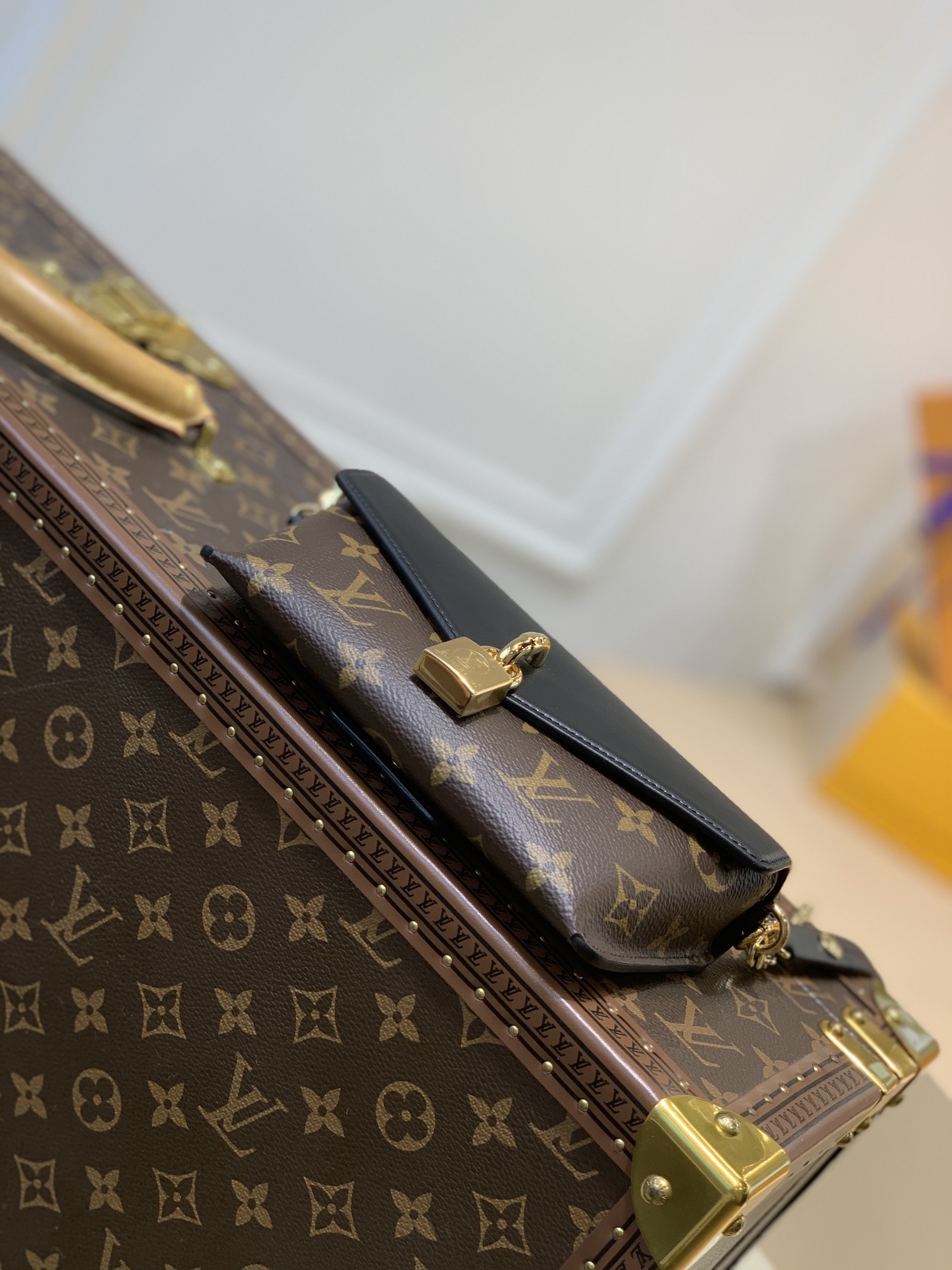 l0*is V*t0n padlock on strap-19x11×3cm