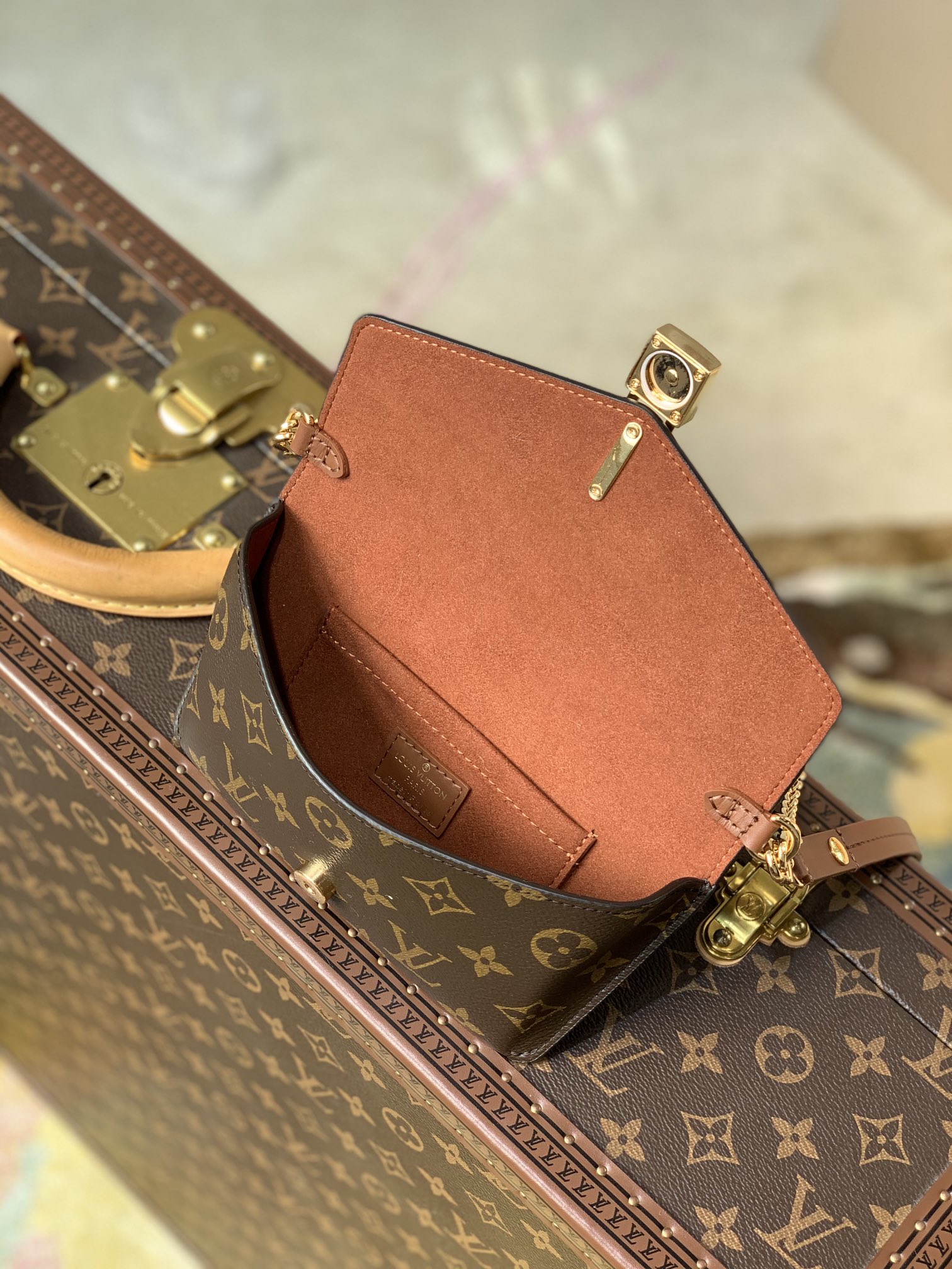 l0*is V*t0n padlock on strap-19x11×3cm