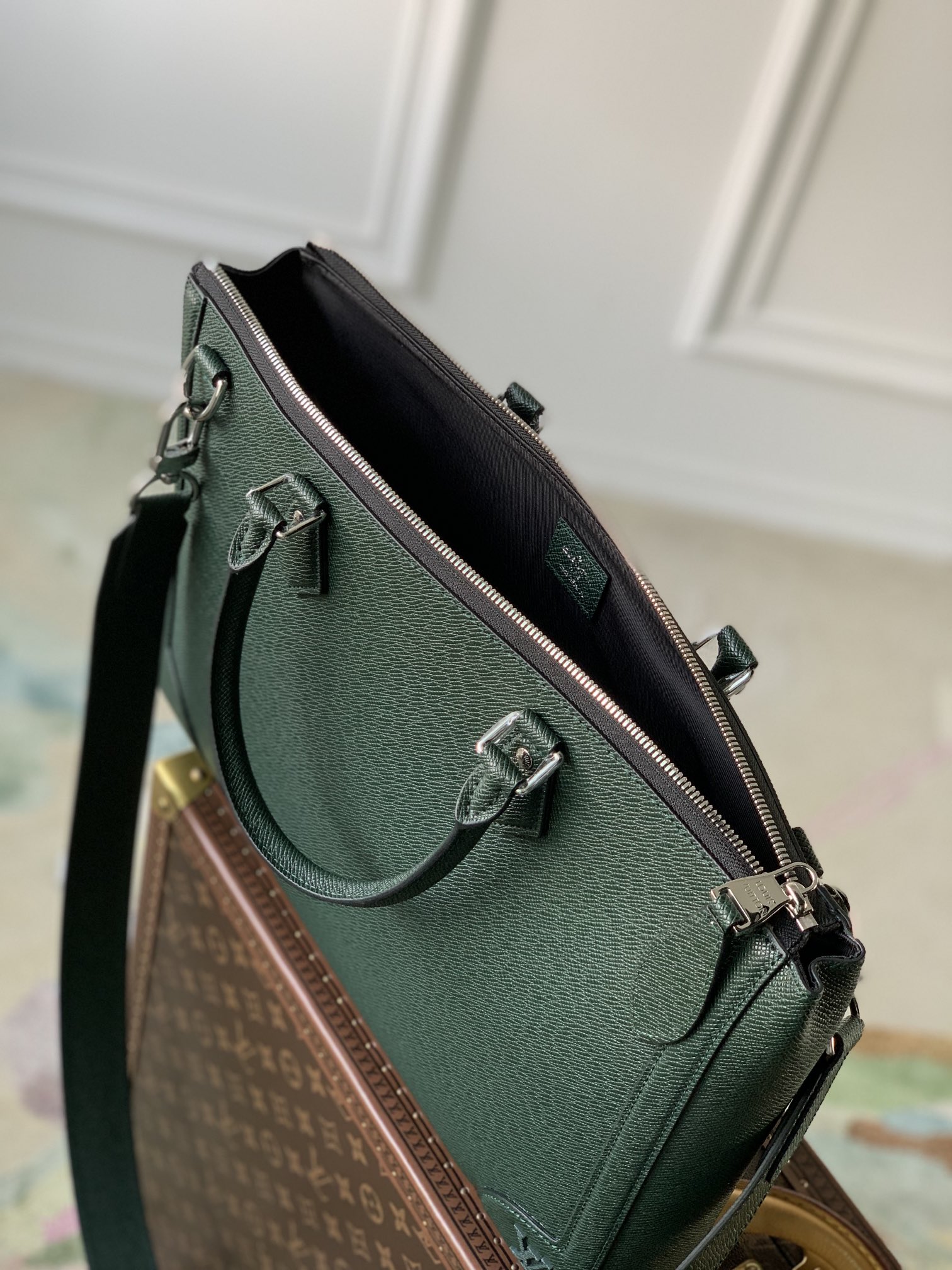 l0*is V*t0n slim briefcase-40 x 29 x 4cm