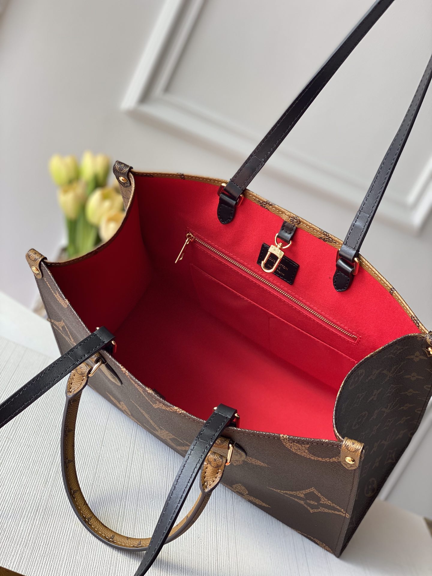 l0*is V*t0n small onthego handbag-35*28*15cm(black strap)