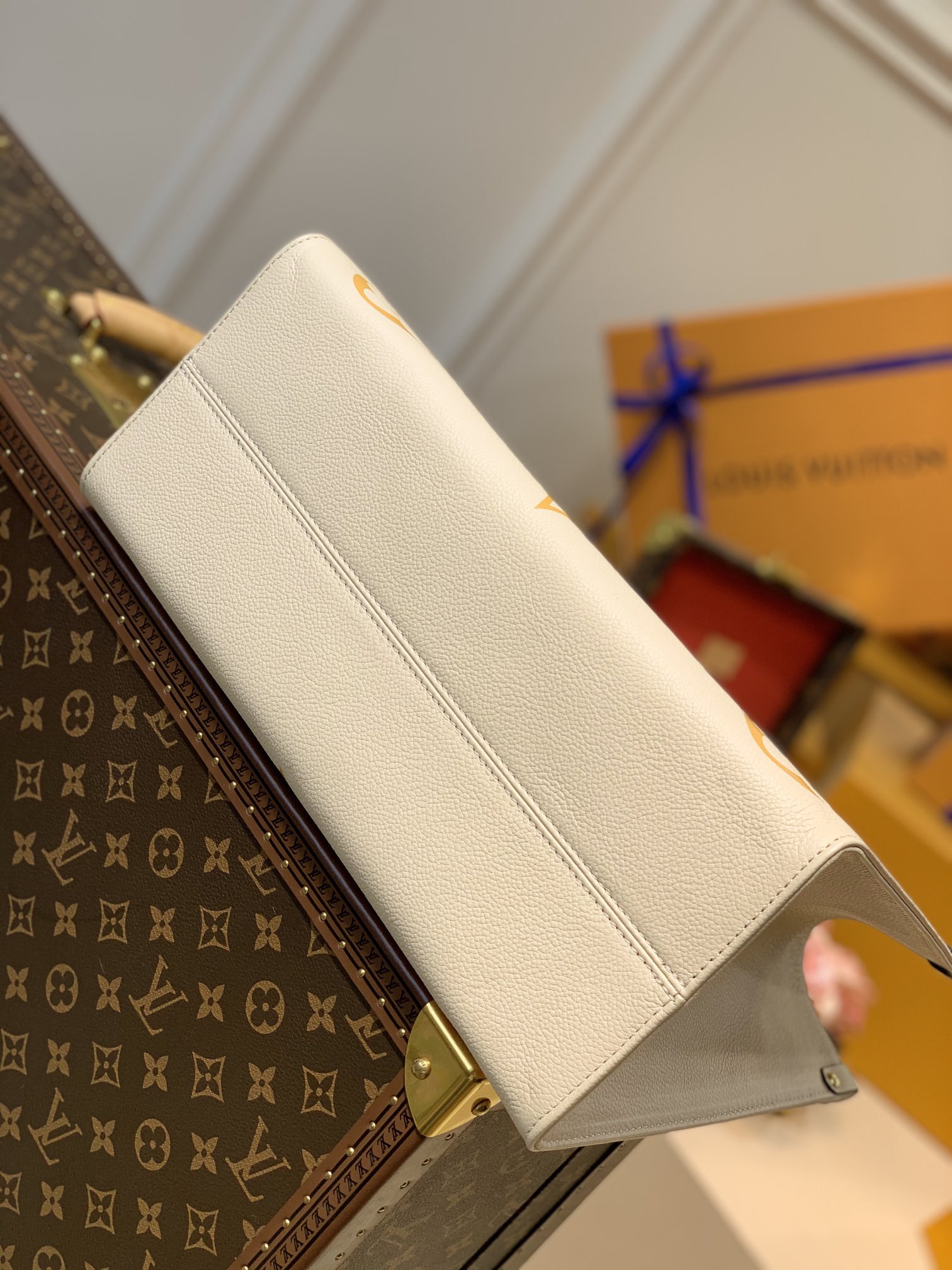 l0*is V*t0n by the pooll onthego handbag-35*27*14cm