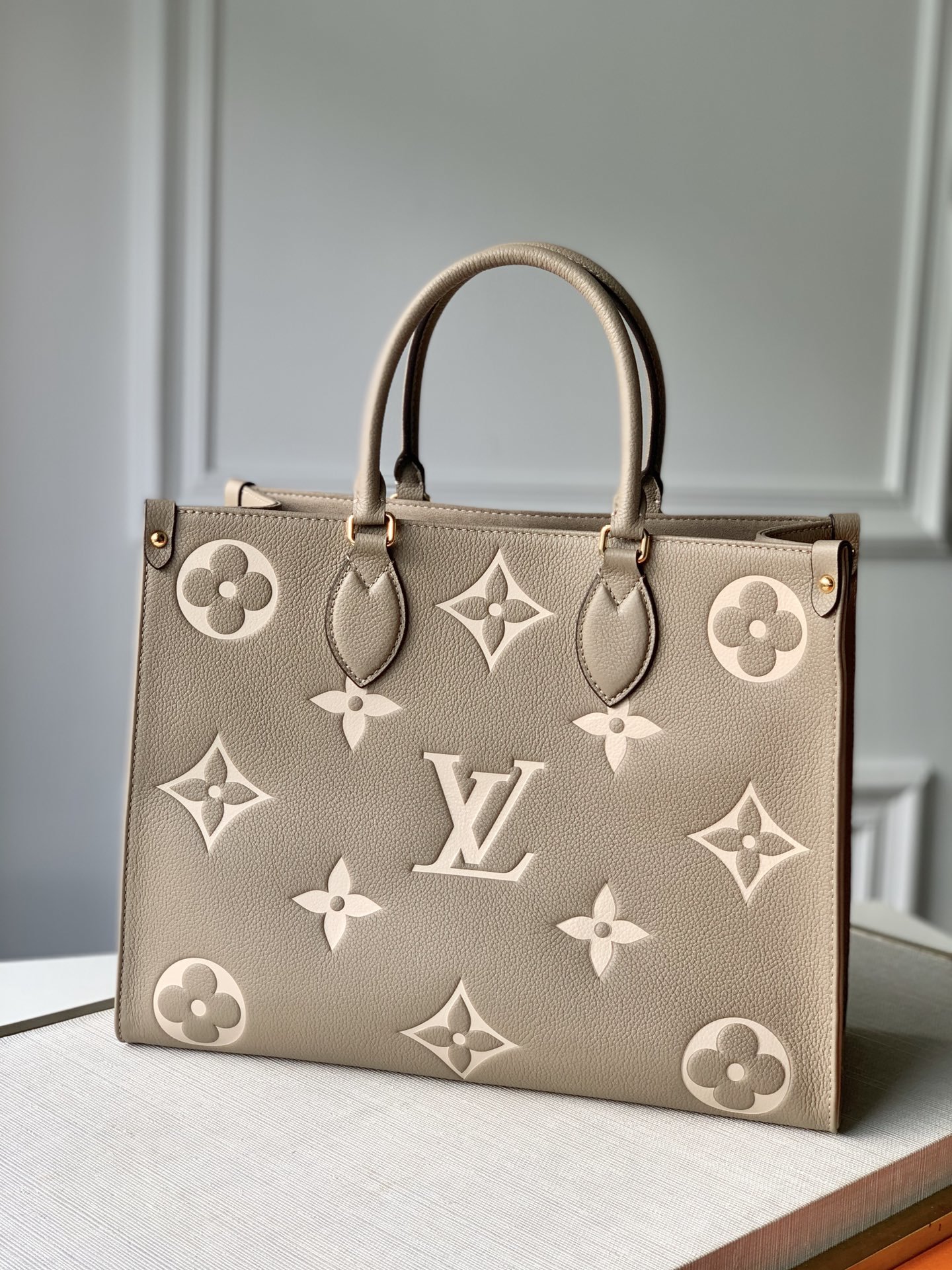 l0*is V*t0n small onthego handbag-35*28*15cm
