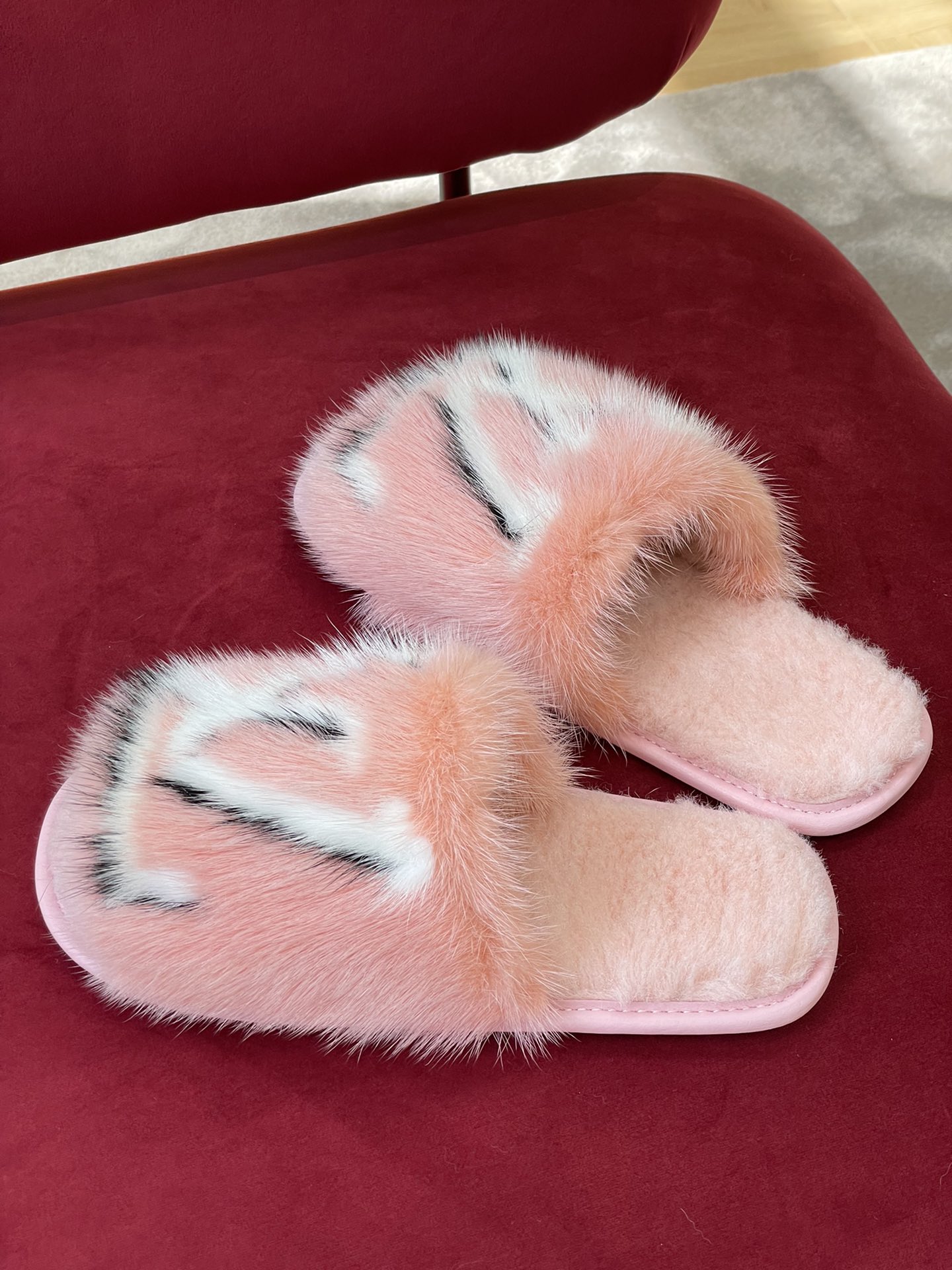 l0*is V*t0n sandals