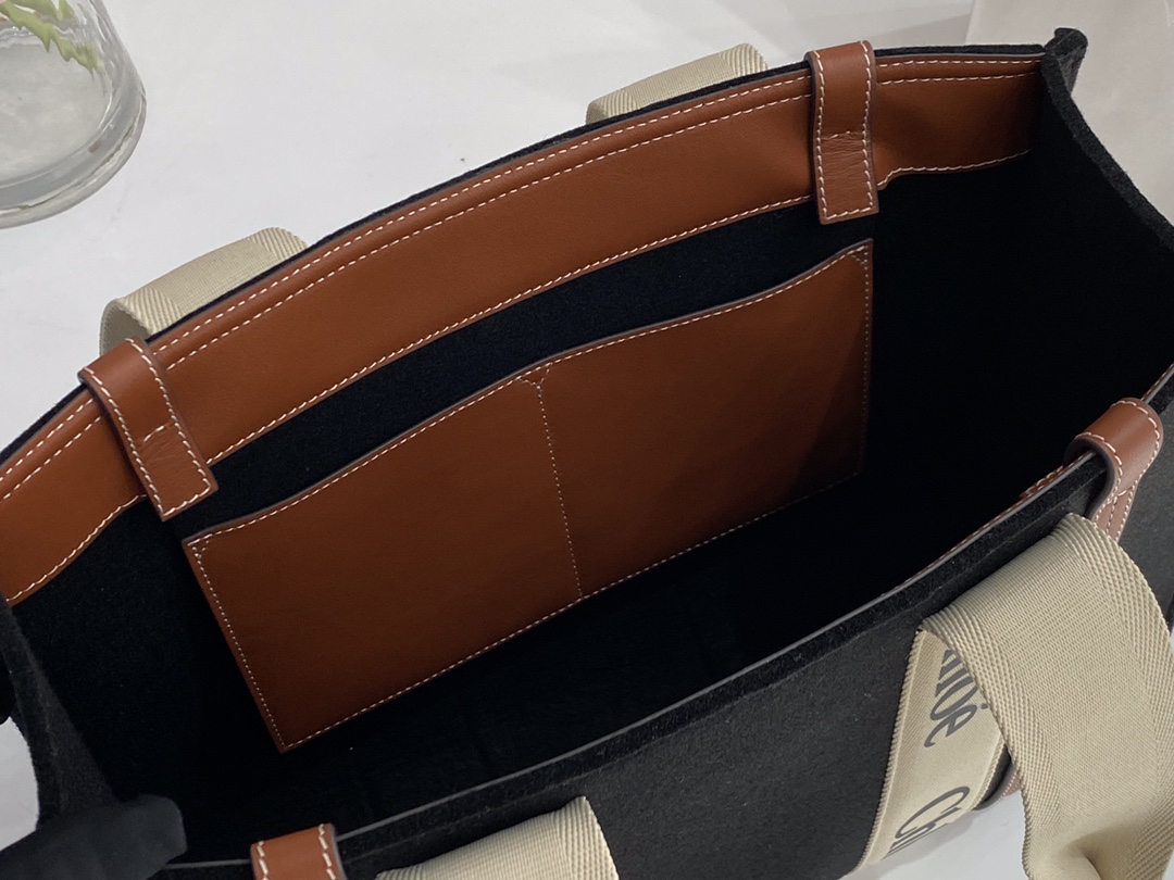 Ch10e woody tote bag
