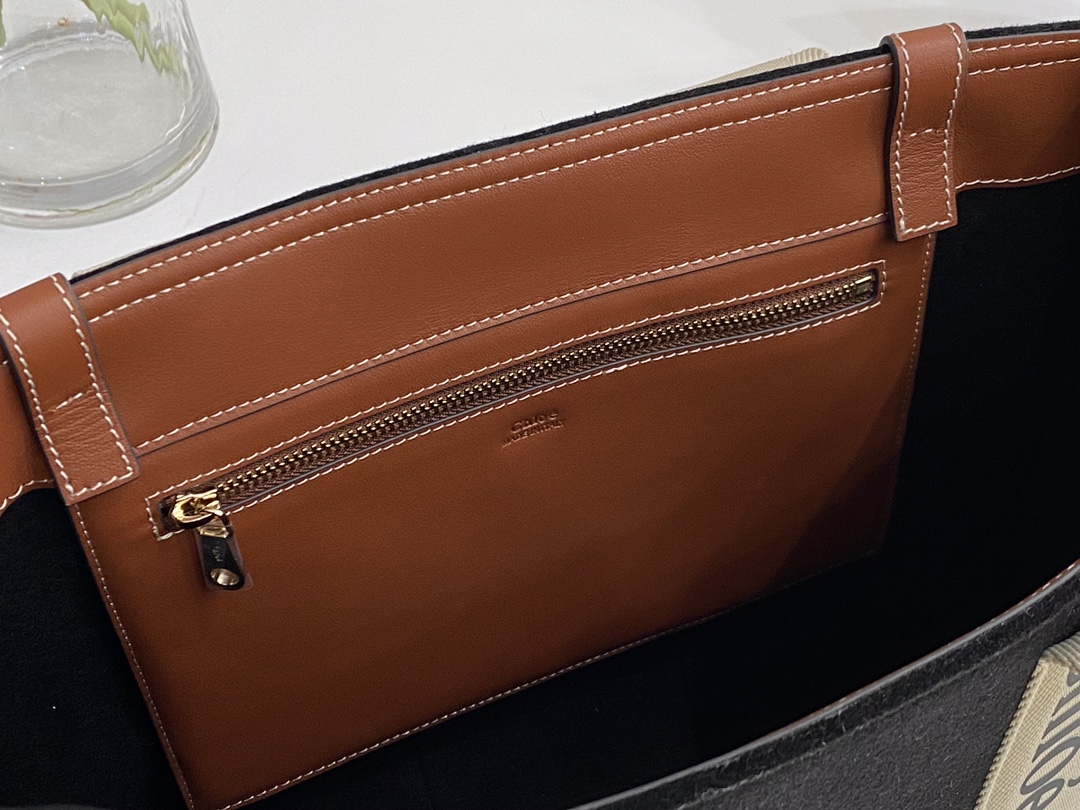 Ch10e woody tote bag