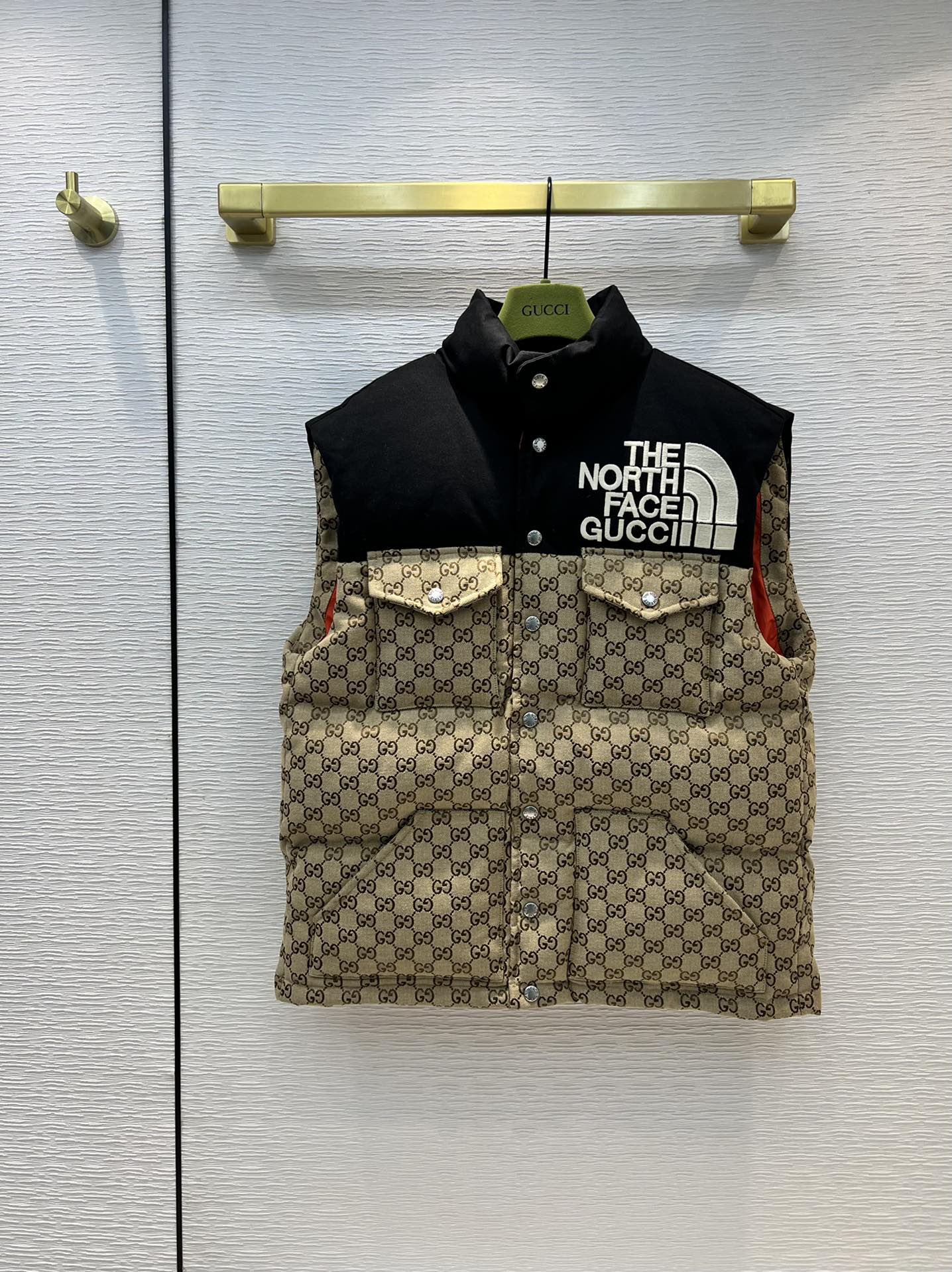 G*u*i& the nor*h f**e vest