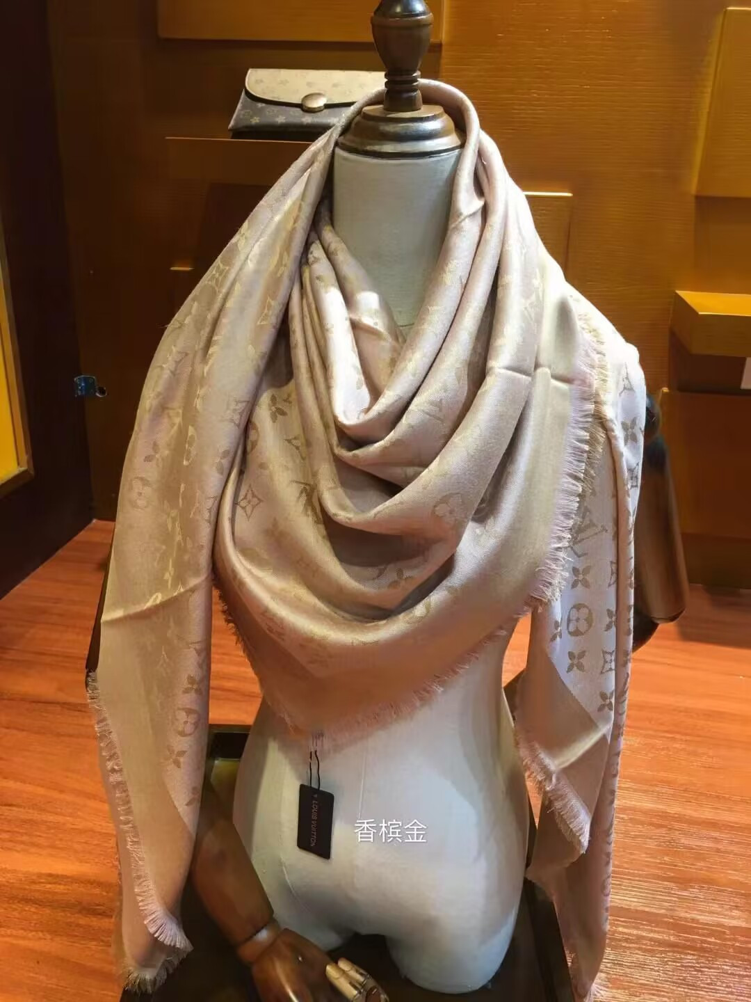 l0*is V*t0n scarf