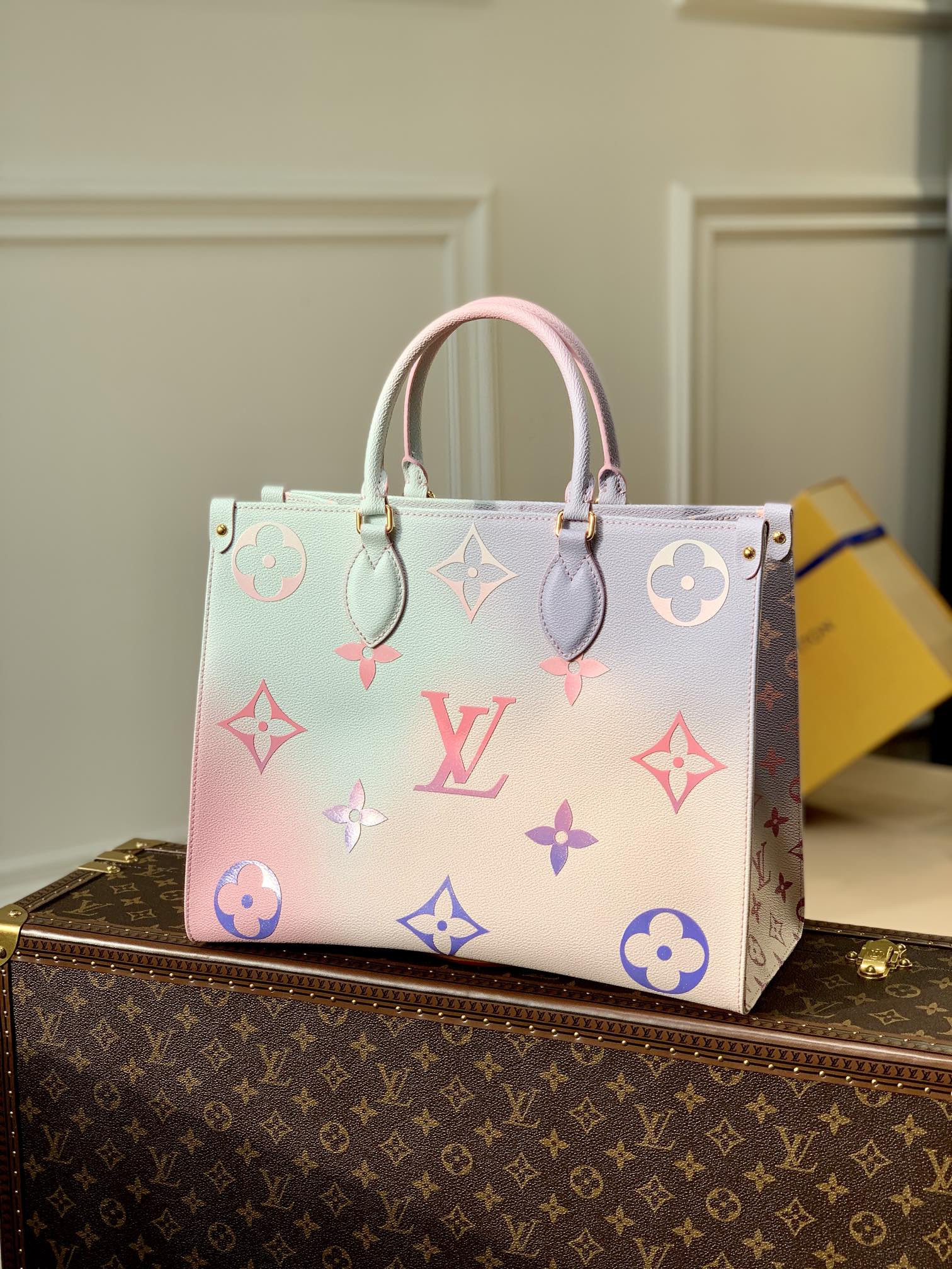 l0*is V*t0n onthego handbag-25*19*11.5 cm