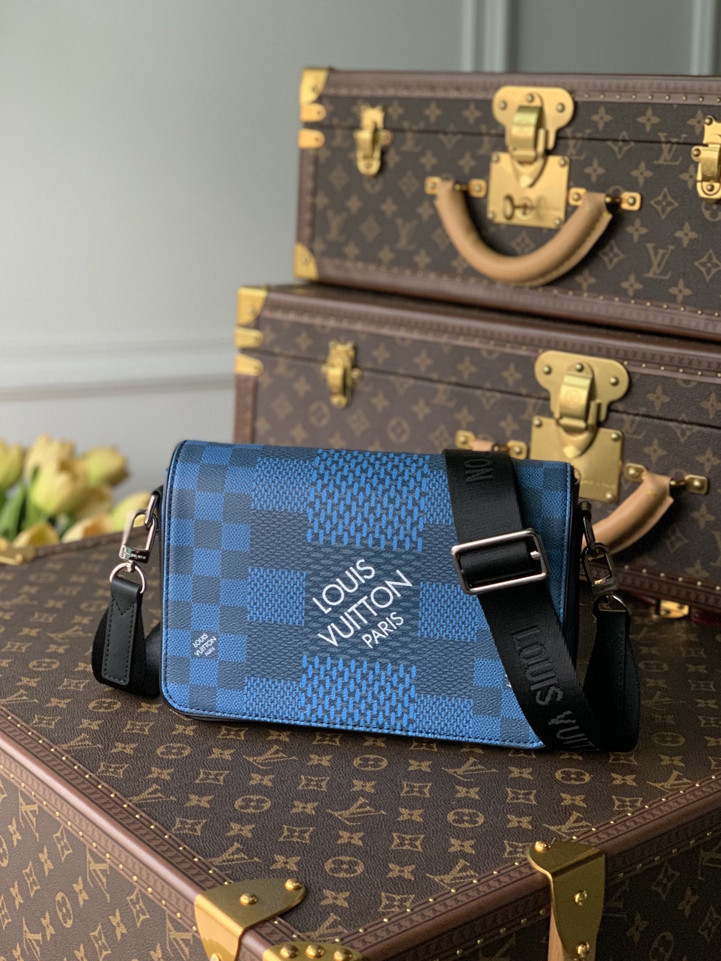 l0*is V*t0n studio messenger bag-23.5* 14*5 cm