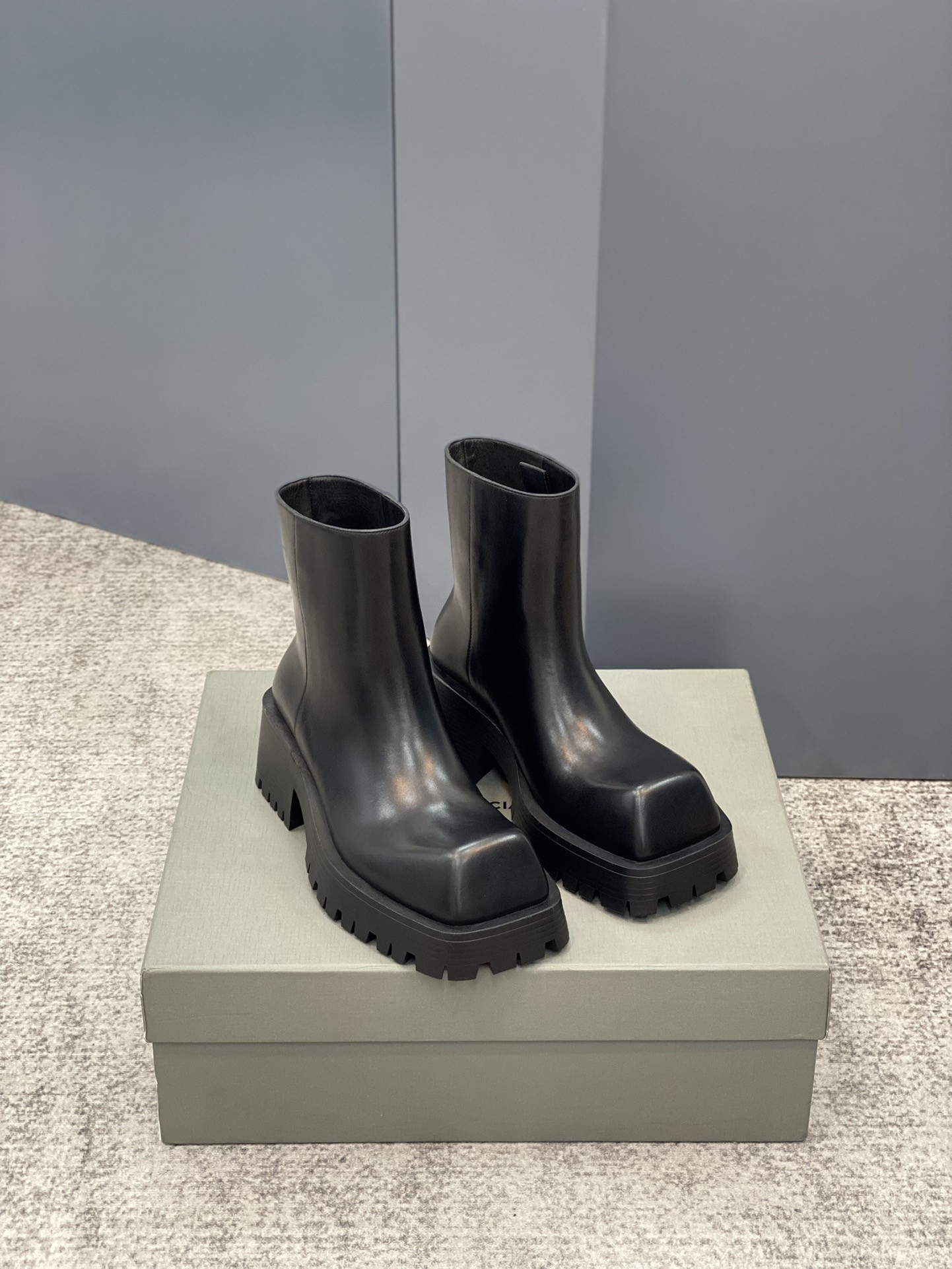 Ba*len*cia*ga boots