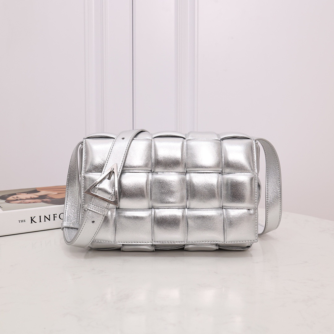 b0tte*a Ven*ta padded cassette bag-26*18*8cm