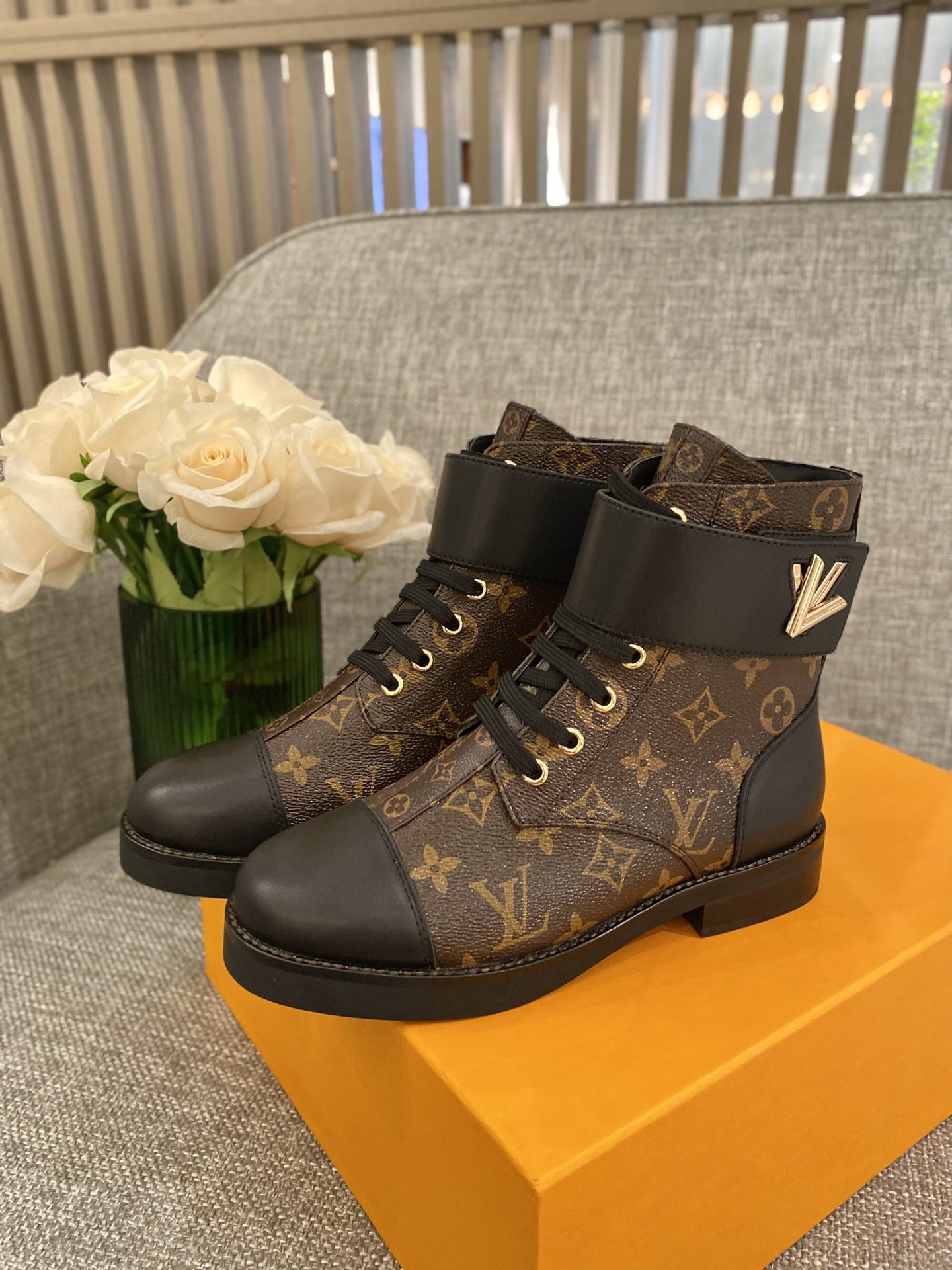l0*is V*t0n boots