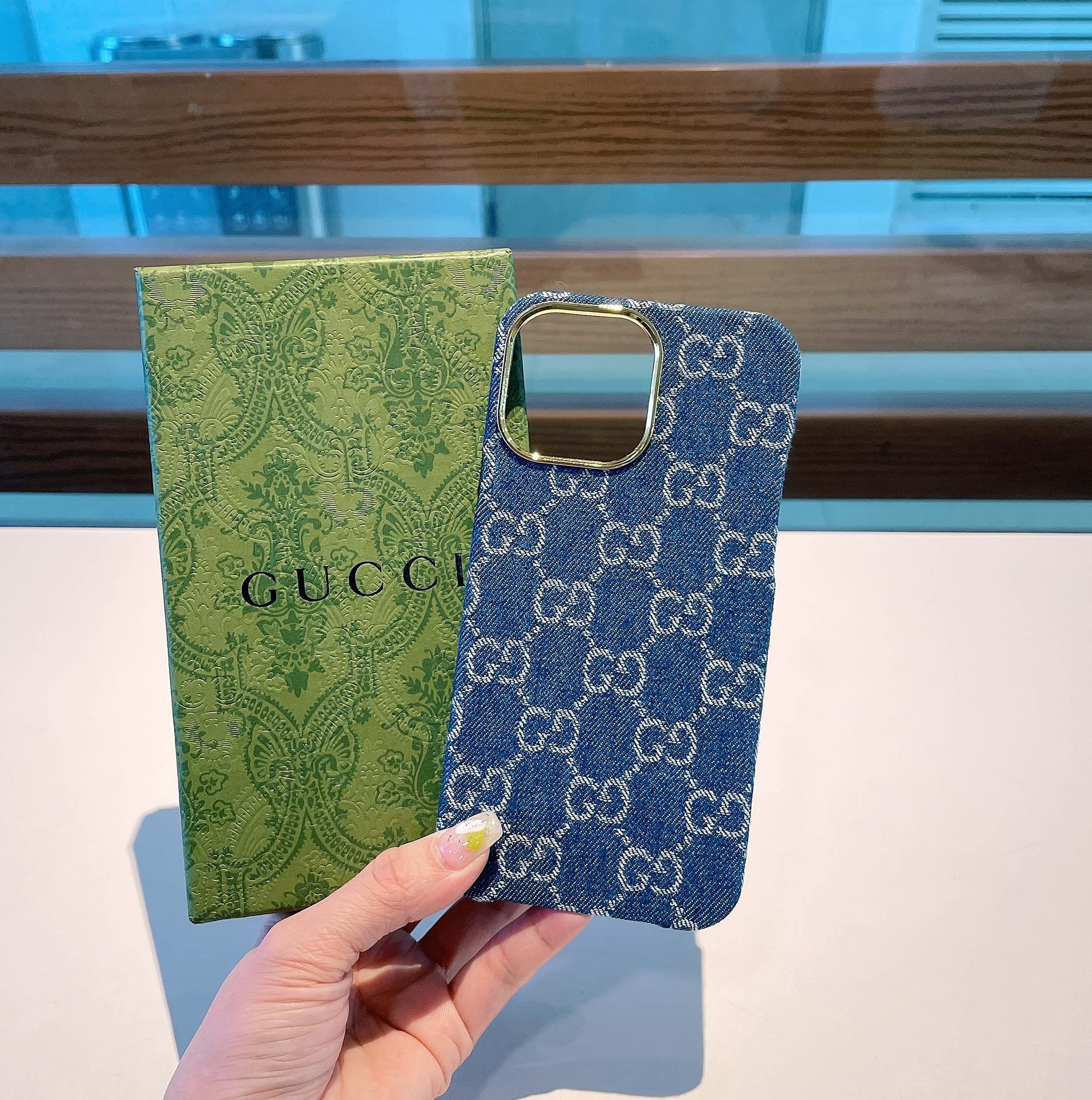 G*u*i phone case