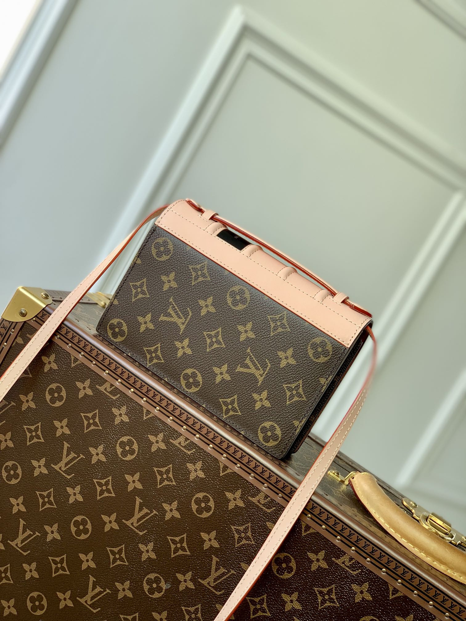l0*is V*t0n book chain wallet-20 x 14 x 4cm