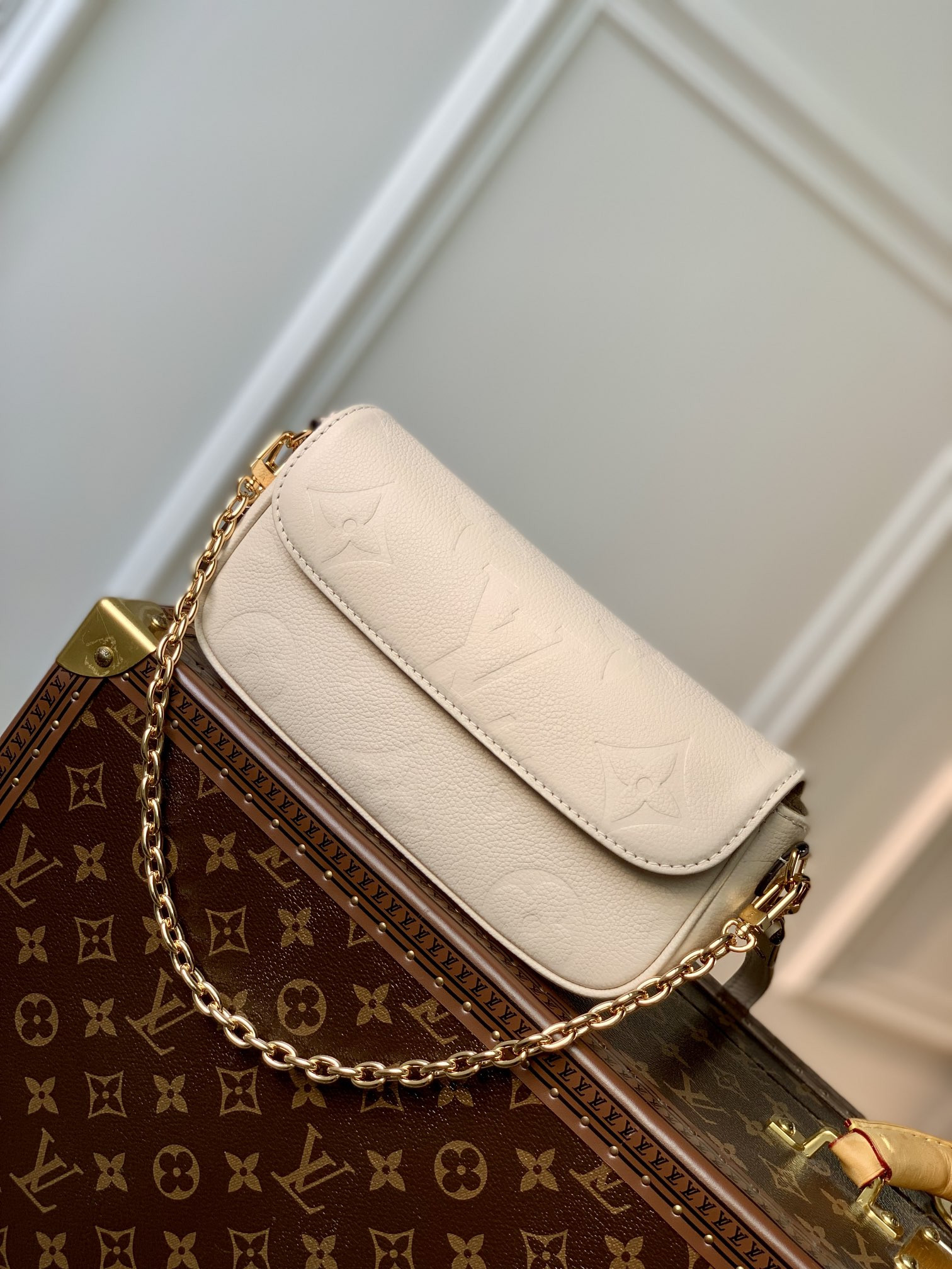 l0*is V*t0n wallet on chain ivy-23.5 x 12.0 x 4.3 cm