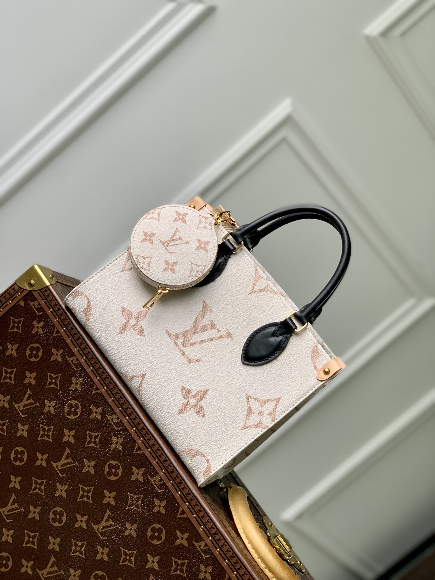 l0*is V*t0n onthego handbag-25*19*11.5 cm