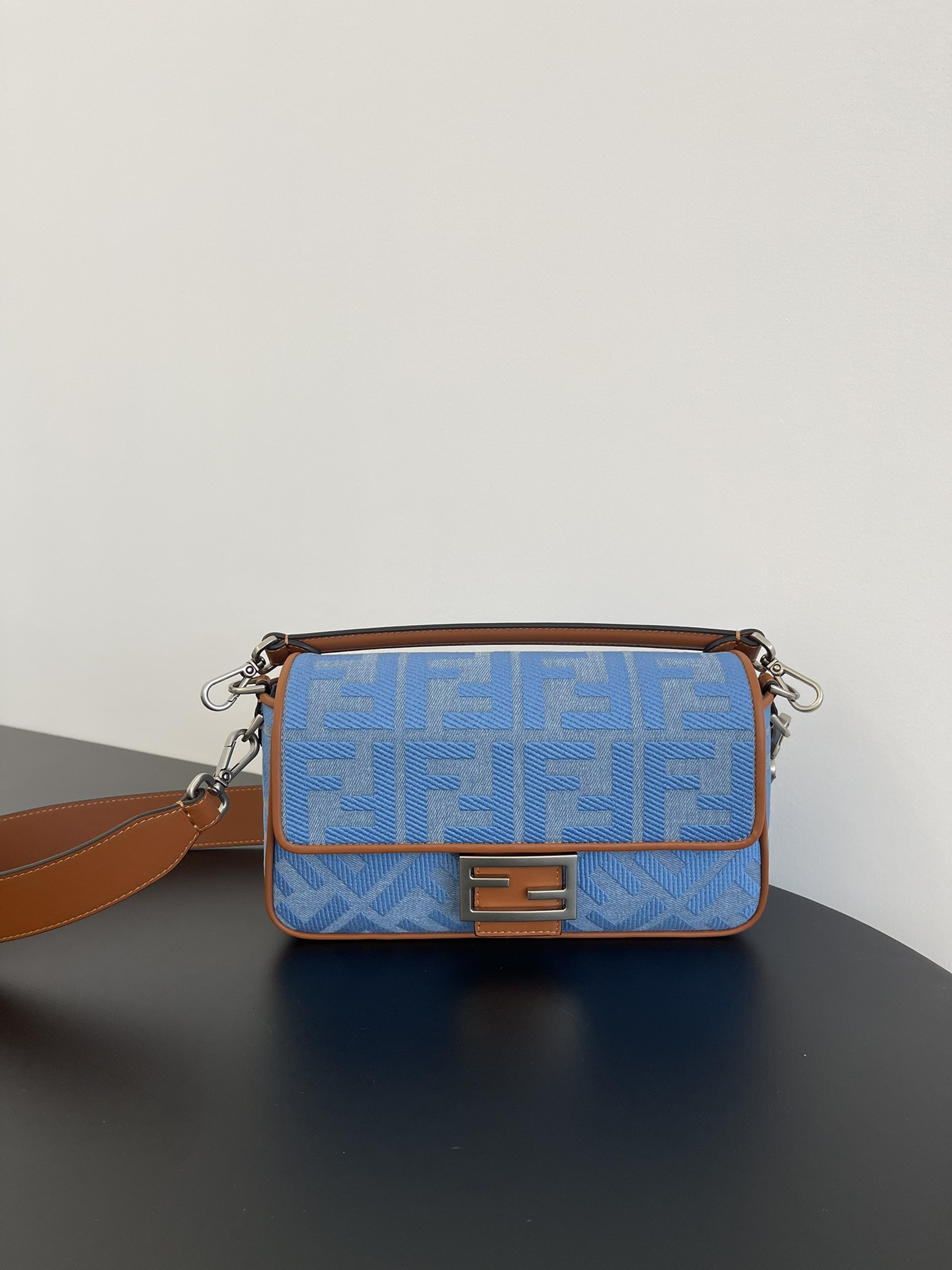 F**di baguette bag-26x14x4cm