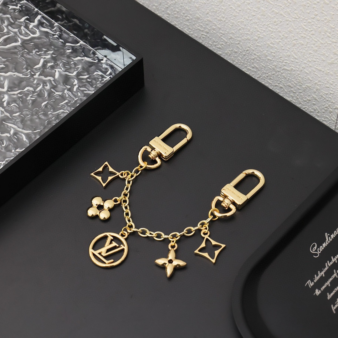 l0*is V*t0n bag charm