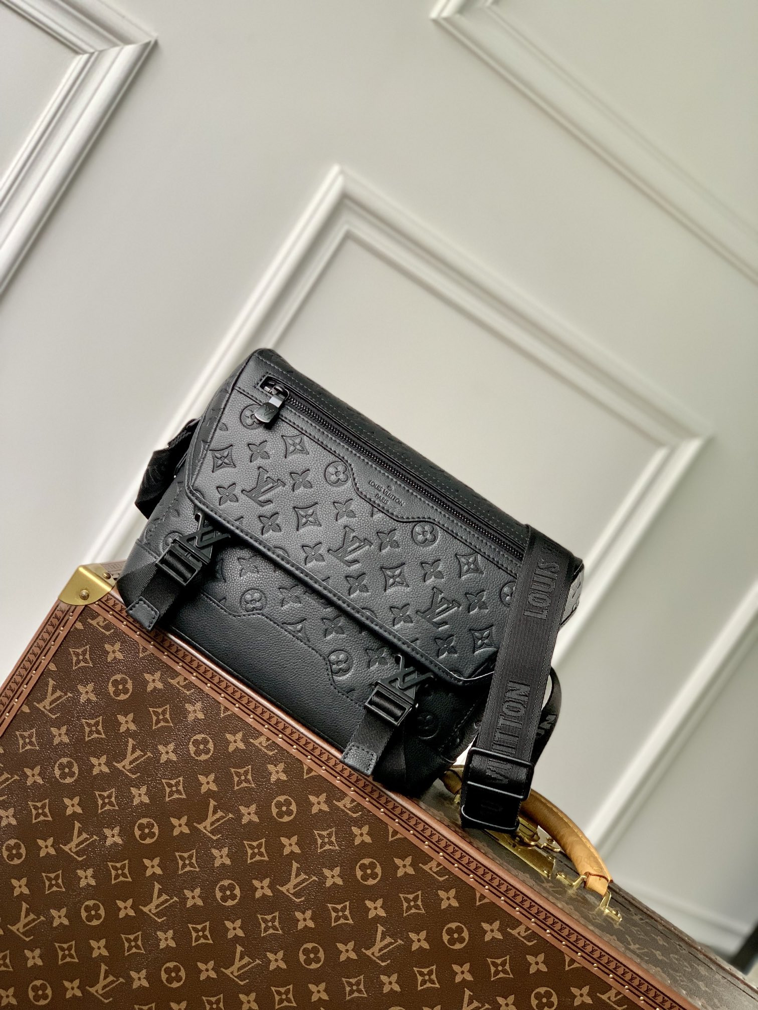 l0*is V*t0n messenger mm voyager-m25121-33 x 22.5 x 11cm