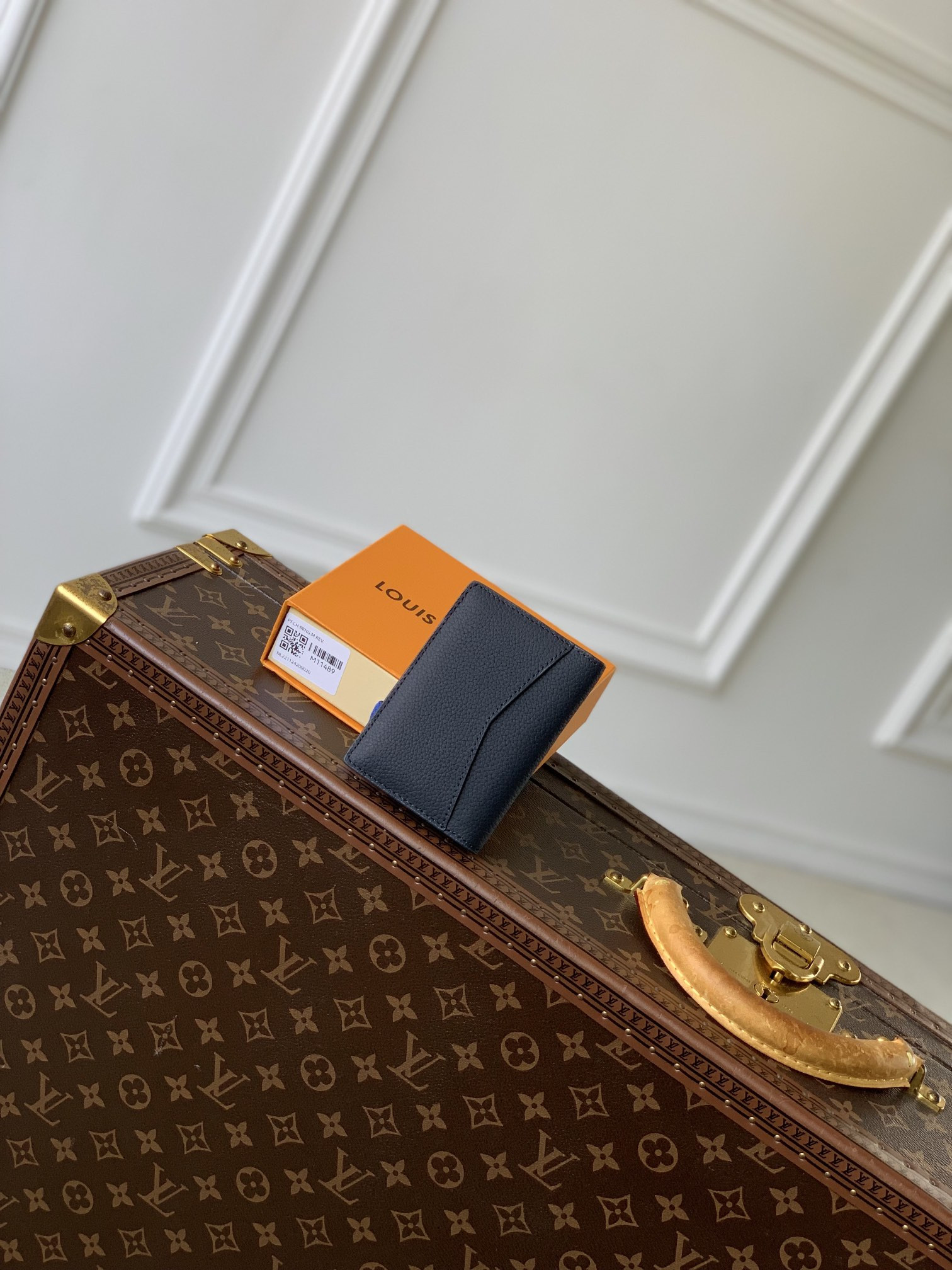 l0*is V*t0n aerogram wallet-8 x 11 x 1 cm