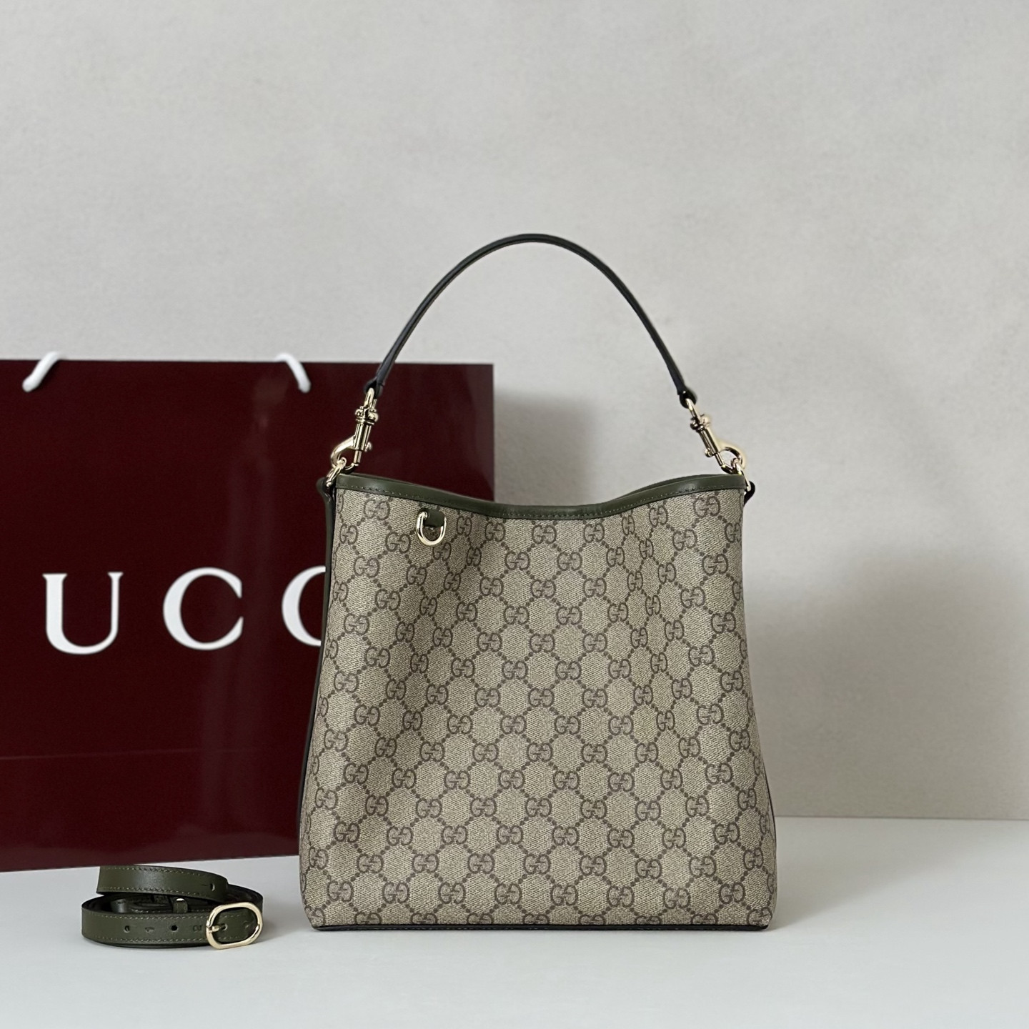 Gvc*1 medium emblem shoulder bag- 25-25-15.5cm