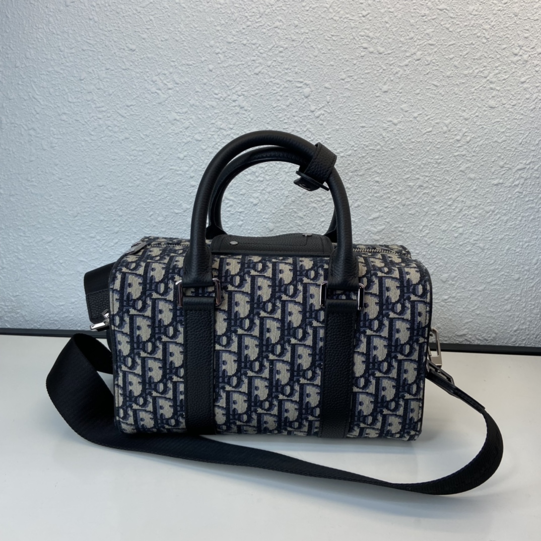 D*or oblique bag-26 x 16 x 14.5 cm