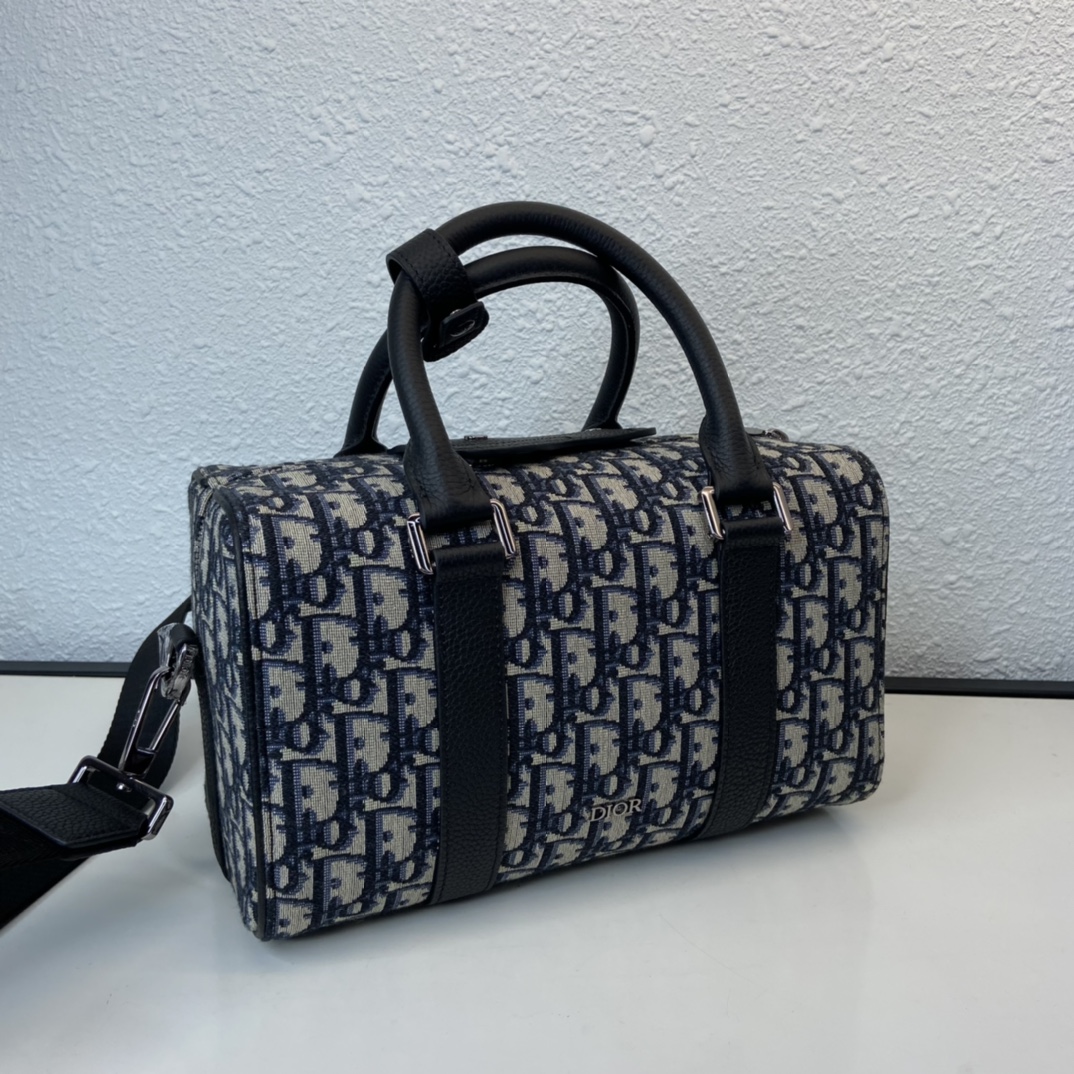 D*or oblique bag-26 x 16 x 14.5 cm