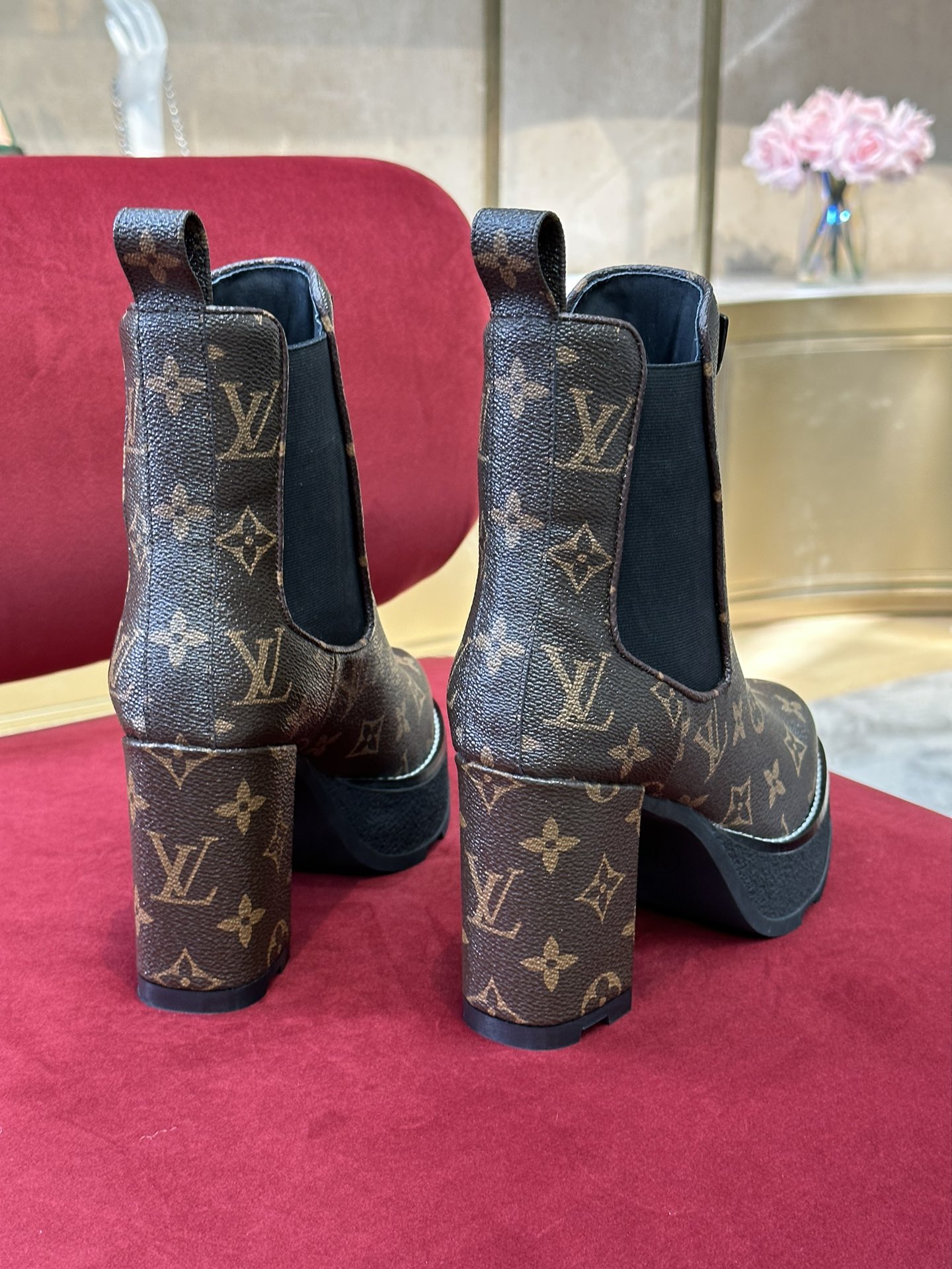 l0*is V*t0n boots