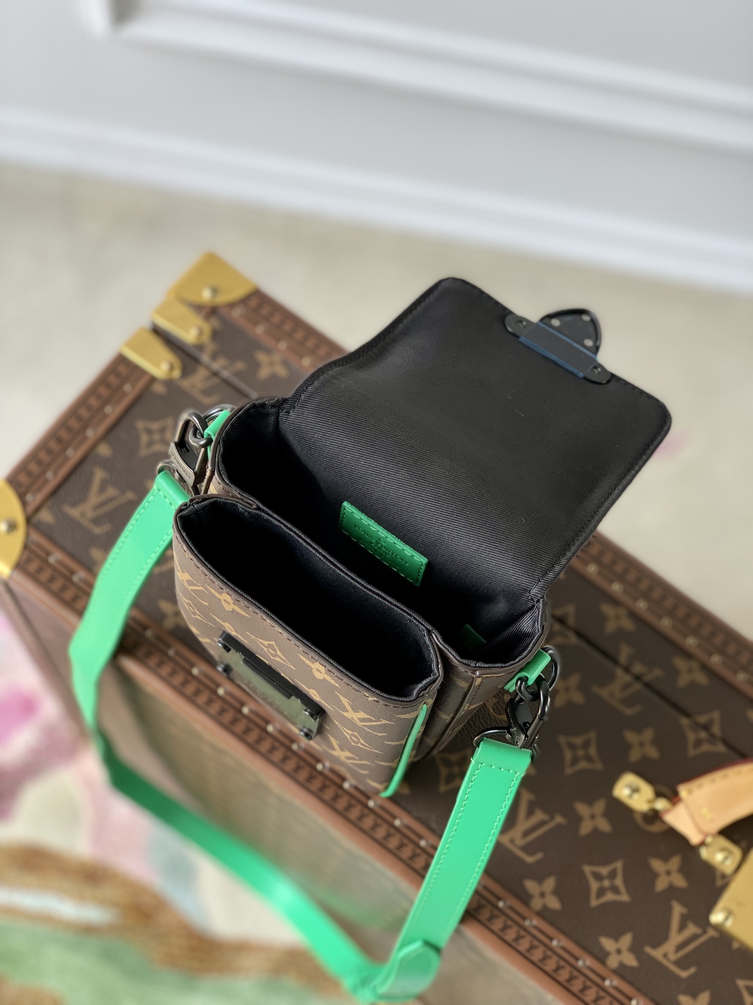 l0*is V*t0n s-lock vertical wearable handbag-12*19*7cm