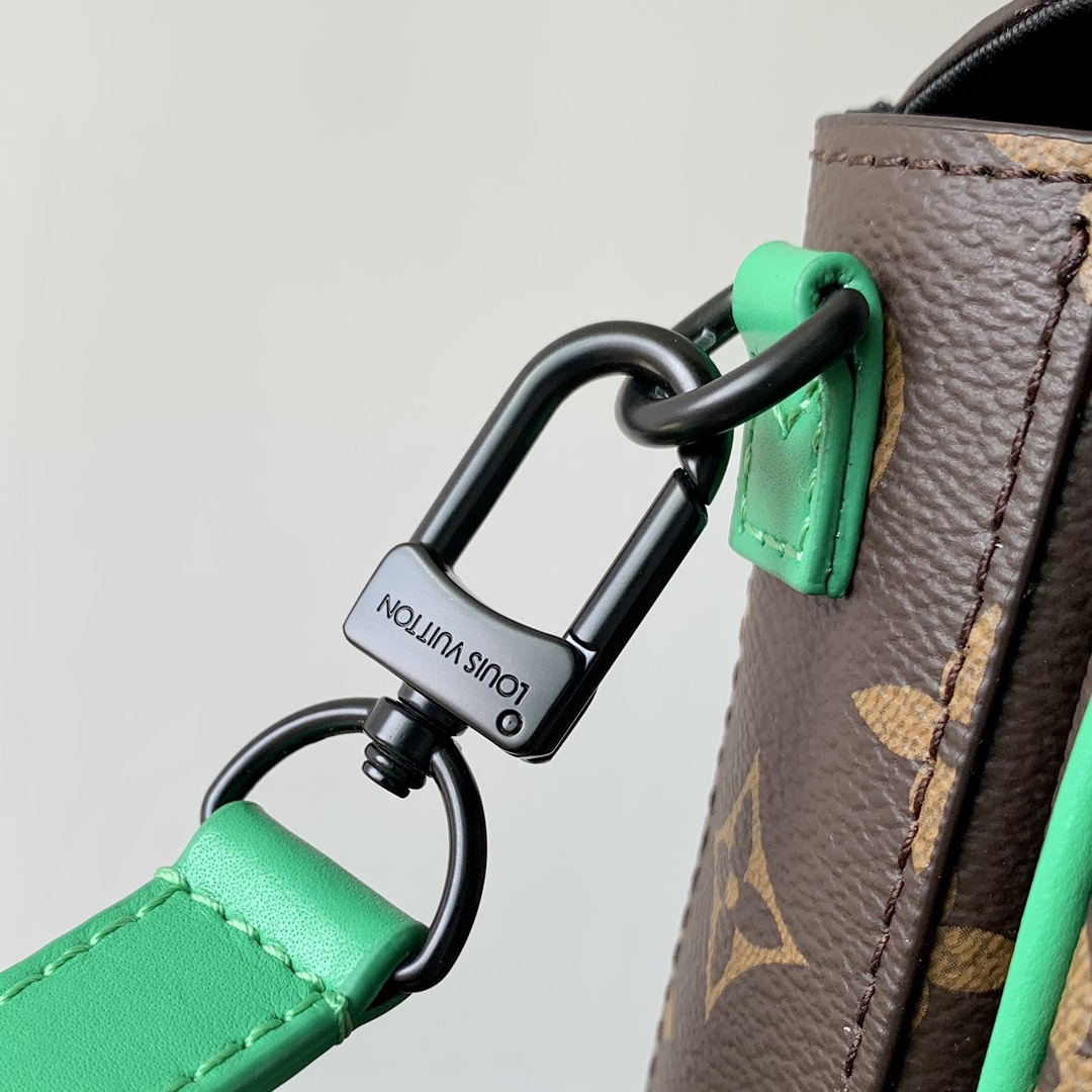 l0*is V*t0n s-lock vertical wearable handbag-12*19*7cm