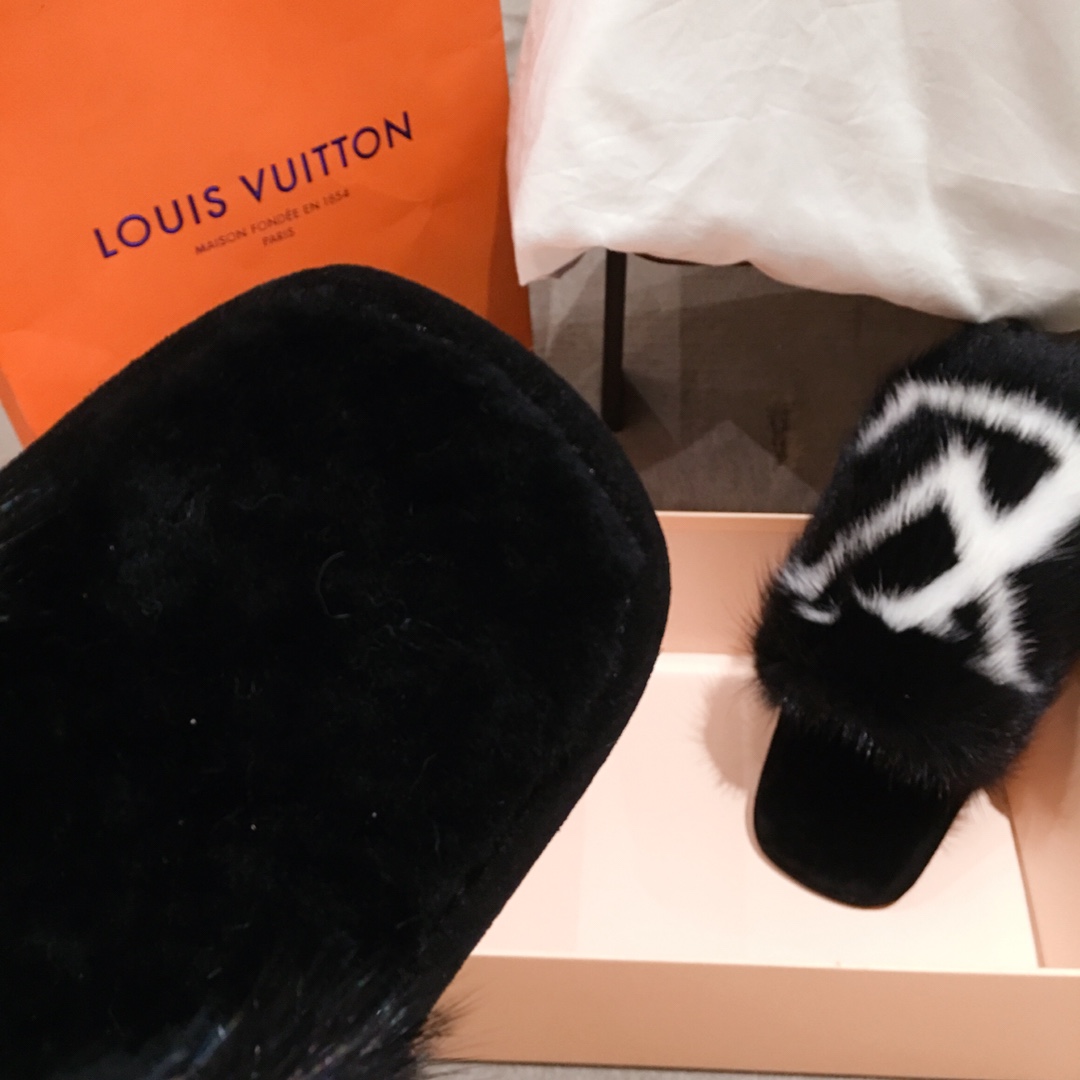 l0*is V*t0n slippers