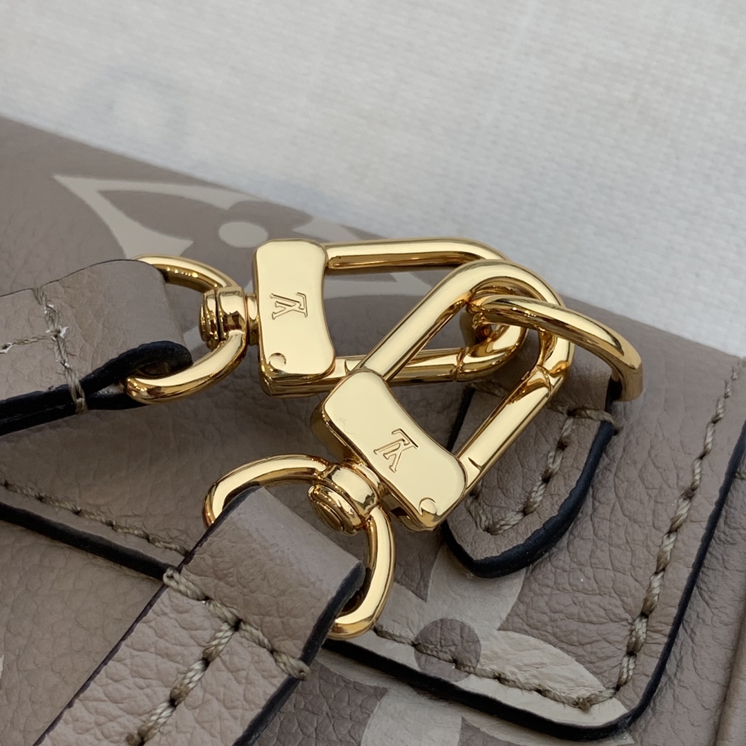 l0*is V*t0n by the pool backpack m80738-13*19*8cm